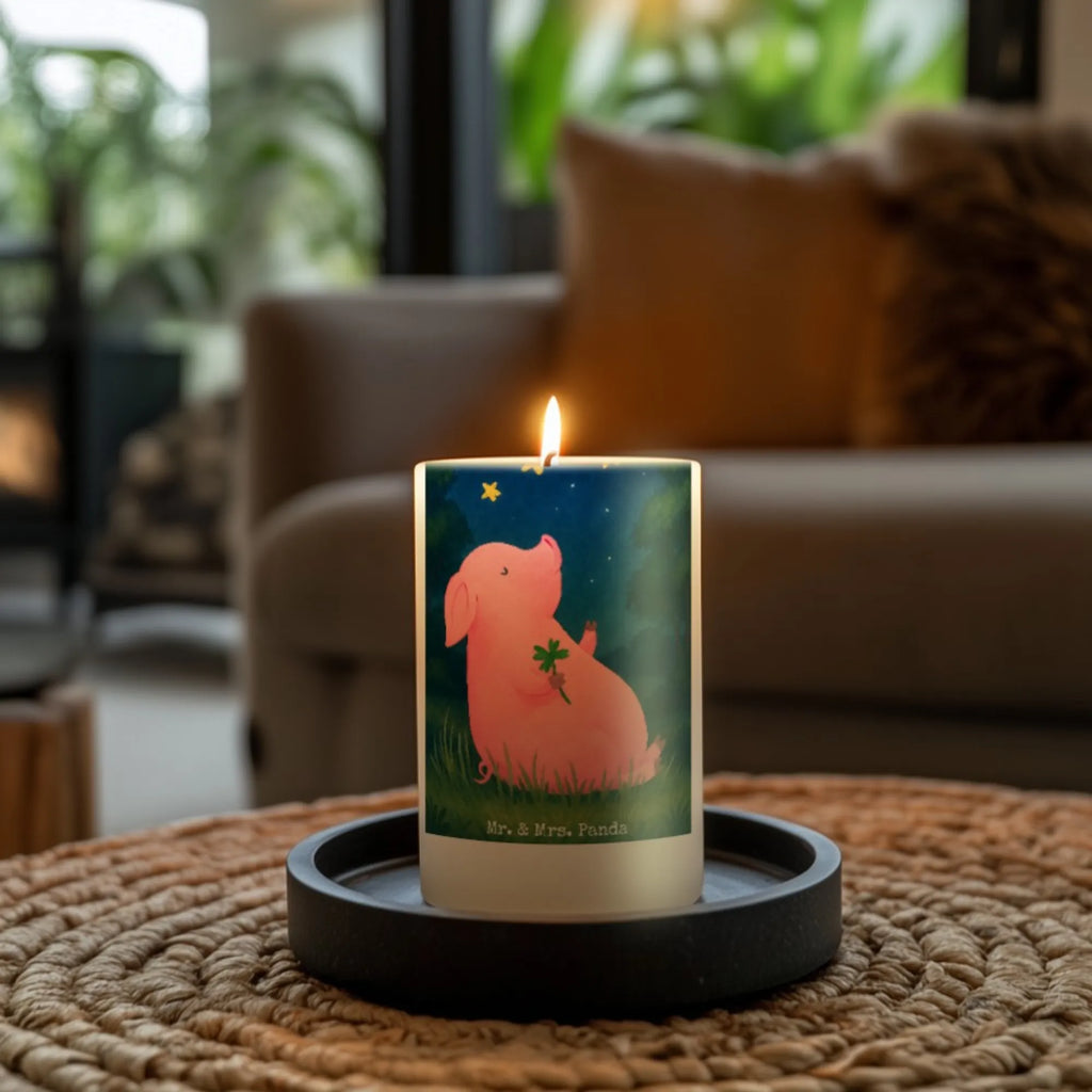 Kerze Schwein Glück Design Kerze Für Weihnachten, Kerze Mit Duft, Fair-Trade-Kerze, Dinnerkerze, Tischkerze, Kerze, Kerze Ohne Duft, Duftkerze, Metall-Kerze, Stabkerze, Sojawachskerze, Kerze Für Kommunion, Blockkerze, Kerze Mit Fotoeinleger, Kerze Für Hochzeit, Handgegossene Kerze, Trauerkerze, Kerze Für Geburtstag, Glas-Kerze, Grabkerze, Kerze Mit Gravur, Tafelkerze, Kerze Für Advent, Kerze Als Gastgeschenk, Kerze Für Ostern, Kerze Mit Namensgravur, Votivkerze, Kerze Mit Spruch, Stumpenkerze, Bio-Kerze, Handgemachte Kerze, Andachtskerze, Gedenkkerze, Kerze Für Firmung, Teelicht, Kerze Mit Motiv, Grablicht, Dinnerkerzenpaar, Laternenkerze, Stearin­kerze, Gartenkerze, Streukerze, Outdoor-Kerze, Kerze Mit Prägung, Stumpenkerzen-Set, Kerze Für Taufe, Tiermotive, Gute Laune, lustige Sprüche, Tiere, Ziele, Glücksschwein. Glück, Träume, Schwein, Sterne, Schweinchen, Sernchen, Glücksbringer, Motivation