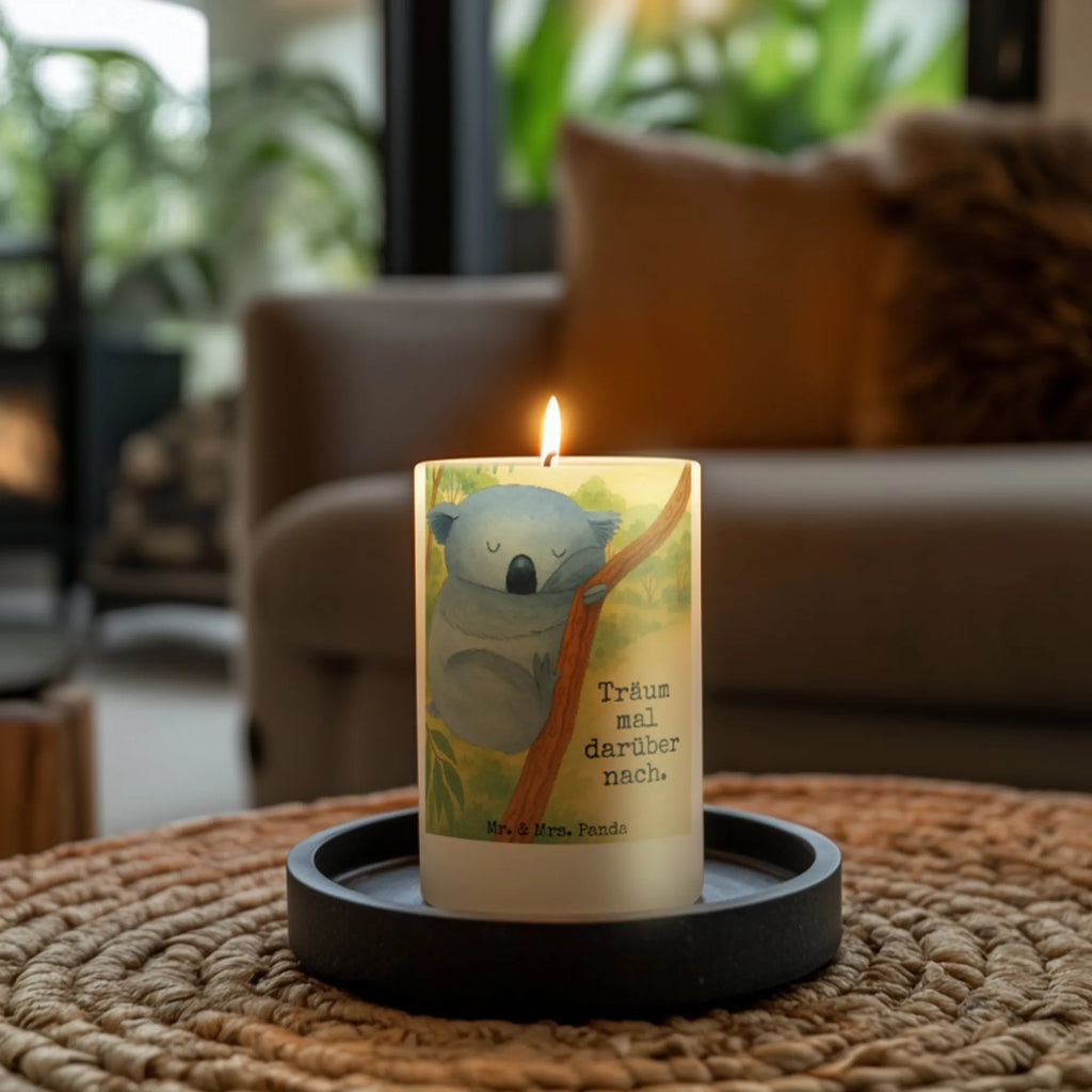 Kerze Koalabär Design Kerze Mit Spruch, Glas-Kerze, Votivkerze, Blockkerze, Fair-Trade-Kerze, Metall-Kerze, Kerze Für Ostern, Kerze Mit Fotoeinleger, Stumpenkerze, Andachtskerze, Kerze Mit Gravur, Kerze Für Kommunion, Stabkerze, Bio-Kerze, Tischkerze, Kerze Ohne Duft, Streukerze, Trauerkerze, Stumpenkerzen-Set, Laternenkerze, Kerze Mit Duft, Gedenkkerze, Dinnerkerze, Kerze Mit Prägung, Kerze Mit Namensgravur, Kerze Für Firmung, Gartenkerze, Stearin­kerze, Handgemachte Kerze, Grabkerze, Tafelkerze, Sojawachskerze, Kerze Mit Motiv, Kerze Für Weihnachten, Kerze Für Hochzeit, Handgegossene Kerze, Kerze Für Advent, Kerze Für Geburtstag, Dinnerkerzenpaar, Duftkerze, Kerze Für Taufe, Kerze, Kerze Als Gastgeschenk, Grablicht, Teelicht, Outdoor-Kerze, Tiermotive, Gute Laune, lustige Sprüche, Tiere, träumen, schlafen, Koalabär, Traumland, Schlafzimmer, Bär, Koala, Traum