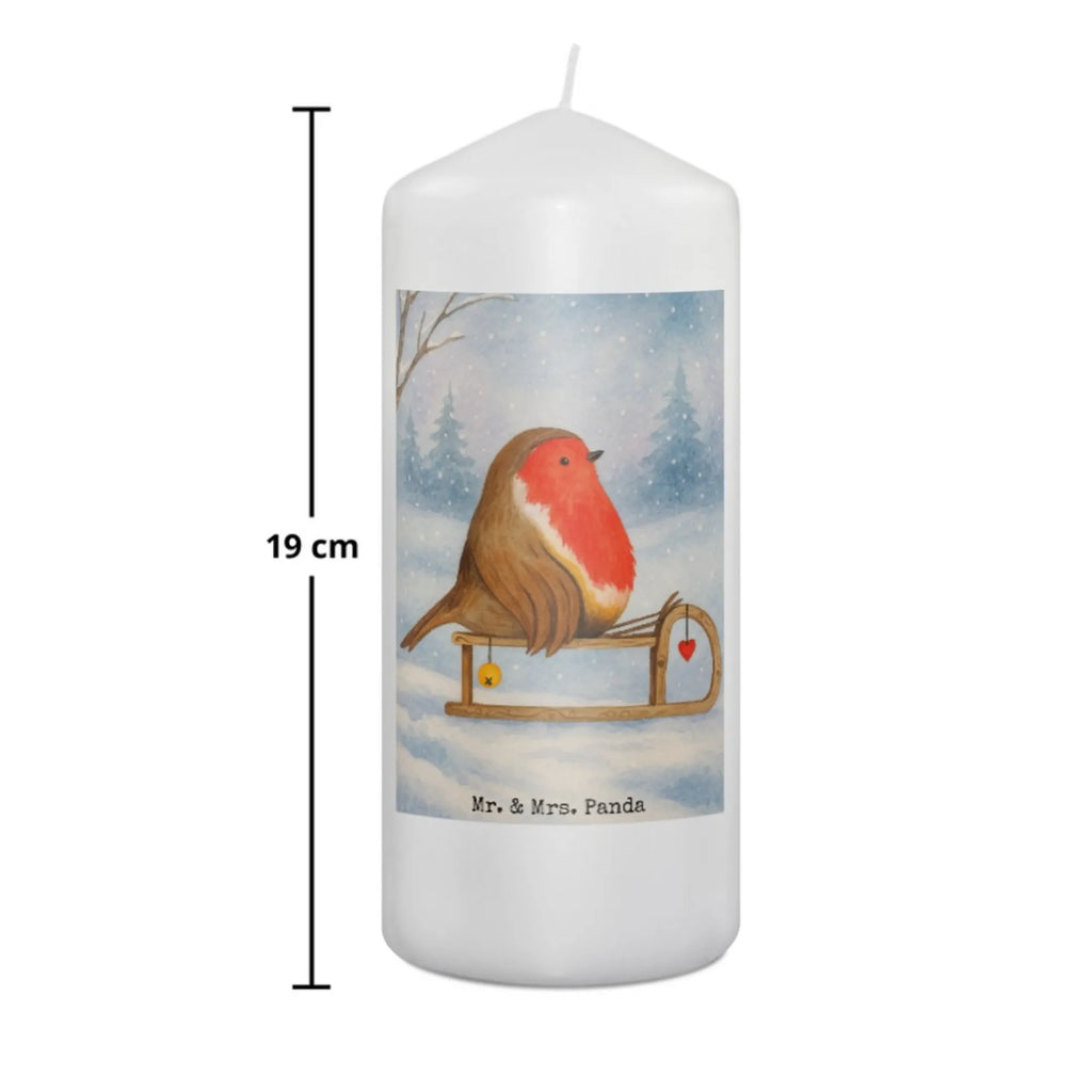 Kerze Rotkehlchen Schlitten Design Kerze Ohne Duft, Kerze, Kerze Für Geburtstag, Grabkerze, Tischkerze, Kerze Für Taufe, Fair-Trade-Kerze, Kerze Mit Namensgravur, Dinnerkerzenpaar, Stearin­kerze, Teelicht, Streukerze, Kerze Als Gastgeschenk, Kerze Mit Spruch, Kerze Für Firmung, Kerze Für Hochzeit, Kerze Für Kommunion, Kerze Mit Fotoeinleger, Grablicht, Votivkerze, Glas-Kerze, Duftkerze, Stumpenkerze, Laternenkerze, Handgegossene Kerze, Stumpenkerzen-Set, Kerze Mit Duft, Handgemachte Kerze, Kerze Mit Motiv, Tafelkerze, Stabkerze, Blockkerze, Outdoor-Kerze, Kerze Für Weihnachten, Kerze Für Advent, Metall-Kerze, Gartenkerze, Andachtskerze, Kerze Für Ostern, Dinnerkerze, Trauerkerze, Sojawachskerze, Kerze Mit Gravur, Gedenkkerze, Kerze Mit Prägung, Bio-Kerze, Winter, Weihnachten, Weihnachtsdeko, Nikolaus, Advent, Heiligabend, Wintermotiv, Vogel, Schlitten