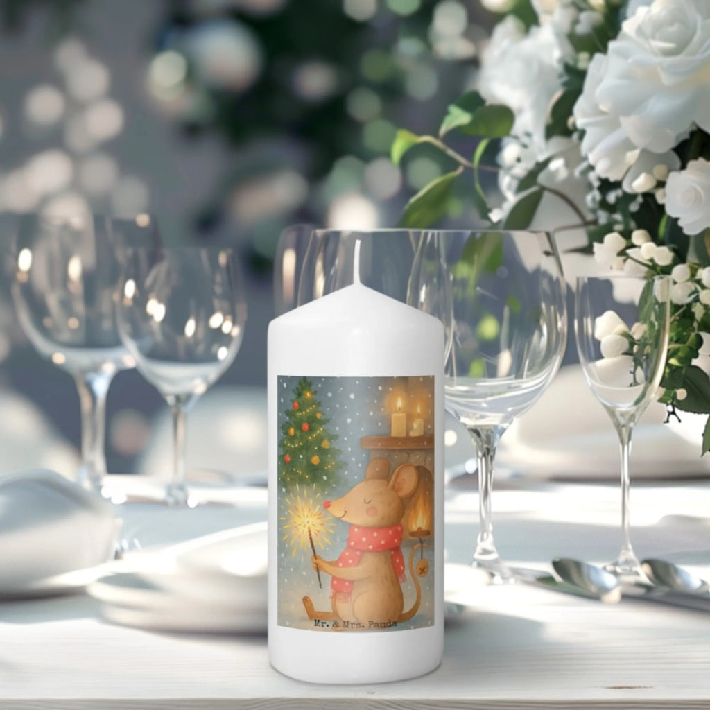 Kerze Maus Weihnachten Design Dekokerze, Osterkerze, Stumpenkerze, Dinnerkerze, Tischkerze, Kommunionskerze, Geburtskerze, Erinnerungskerze, Adventskerze, Tafelkerze, Zylinderkerze, Kerze Mit Spruch, Bedruckte Kerze, Dekorative Kerze, Schmuckkerze, Wunschkerze, Gartenkerze, Weihnachtskerze, Grosse Kerze, Erinnerungslicht, Handgemachte Kerze, Geburtstagskerze, Wachskerze, Laternenkerze, Hochzeitskerze, Blockkerze, Kerze Mit Motiv, Advent, Weihnachten, Nikolaus, Wintermotiv, Weihnachtsdeko, Heiligabend, Winter, Frohe Weihnachten, Weihnachtsmotiv, Mäuschen, Weihnachtsgruß, Weihnachtswunder, Maus
