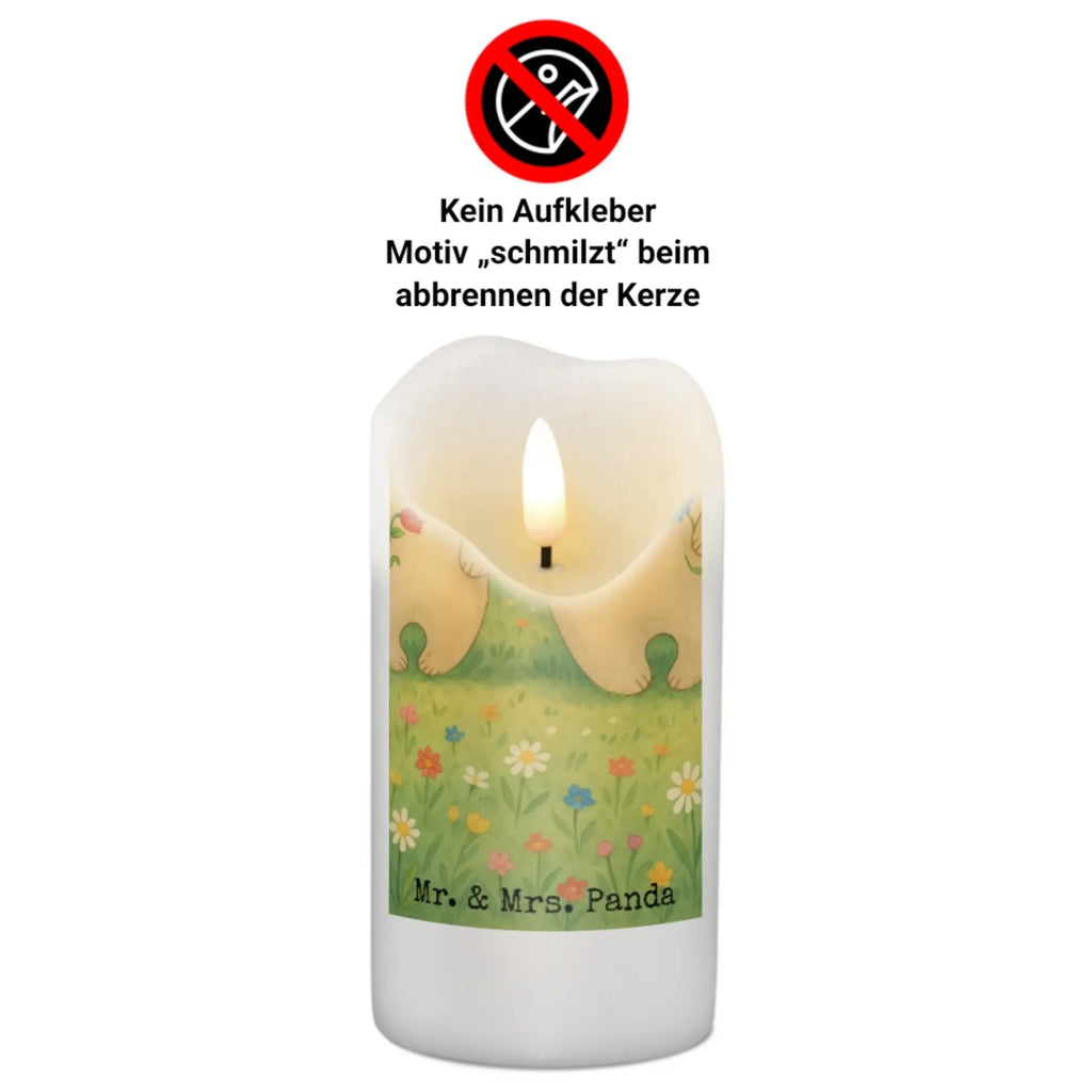 Kerze Bären mit Blumenkranz Design Fair-Trade-Kerze, Gartenkerze, Sojawachskerze, Kerze, Andachtskerze, Dinnerkerzenpaar, Kerze Für Ostern, Dinnerkerze, Votivkerze, Glas-Kerze, Kerze Für Advent, Laternenkerze, Kerze Mit Fotoeinleger, Tafelkerze, Kerze Ohne Duft, Duftkerze, Handgemachte Kerze, Handgegossene Kerze, Stabkerze, Stearin­kerze, Grabkerze, Grablicht, Bio-Kerze, Outdoor-Kerze, Metall-Kerze, Blockkerze, Kerze Mit Motiv, Gedenkkerze, Tischkerze, Kerze Für Taufe, Kerze Als Gastgeschenk, Streukerze, Kerze Mit Gravur, Kerze Mit Namensgravur, Teelicht, Kerze Mit Spruch, Kerze Für Firmung, Kerze Für Geburtstag, Kerze Mit Duft, Stumpenkerzen-Set, Kerze Für Weihnachten, Kerze Für Hochzeit, Stumpenkerze, Kerze Für Kommunion, Trauerkerze, Kerze Mit Prägung, Familie, Vatertag, Muttertag, Bruder, Schwester, Mama, Papa, Oma, Opa, Bären, Kind, Family, Geschenk Mama. Muttertag, Mutti, Mami, beste Mutter, Lieblingsmensch, Töchter, weltbeste Mama, Lieblingsmama, Kinder, Vorbild, Bär, Mutter, Tochter