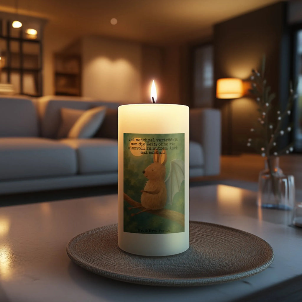 Kerze Fledermaus Sitzen Design Kerze Für Taufe, Kerze Mit Namensgravur, Kerze Für Kommunion, Kerze Für Geburtstag, Kerze Für Advent, Grabkerze, Kerze Mit Spruch, Gedenkkerze, Trauerkerze, Andachtskerze, Streukerze, Dinnerkerze, Kerze Für Weihnachten, Kerze, Blockkerze, Kerze Mit Fotoeinleger, Tischkerze, Tafelkerze, Handgemachte Kerze, Gartenkerze, Kerze Mit Motiv, Bio-Kerze, Metall-Kerze, Kerze Ohne Duft, Kerze Für Hochzeit, Kerze Als Gastgeschenk, Kerze Mit Duft, Stumpenkerze, Dinnerkerzenpaar, Kerze Für Ostern, Kerze Mit Prägung, Laternenkerze, Kerze Für Firmung, Teelicht, Kerze Mit Gravur, Handgegossene Kerze, Outdoor-Kerze, Stabkerze, Votivkerze, Duftkerze, Fair-Trade-Kerze, Stearin­kerze, Glas-Kerze, Sojawachskerze, Stumpenkerzen-Set, Grablicht, Tiermotive, Gute Laune, lustige Sprüche, Tiere, Fledermäuse, entspannen, Motivation, Fledermaus