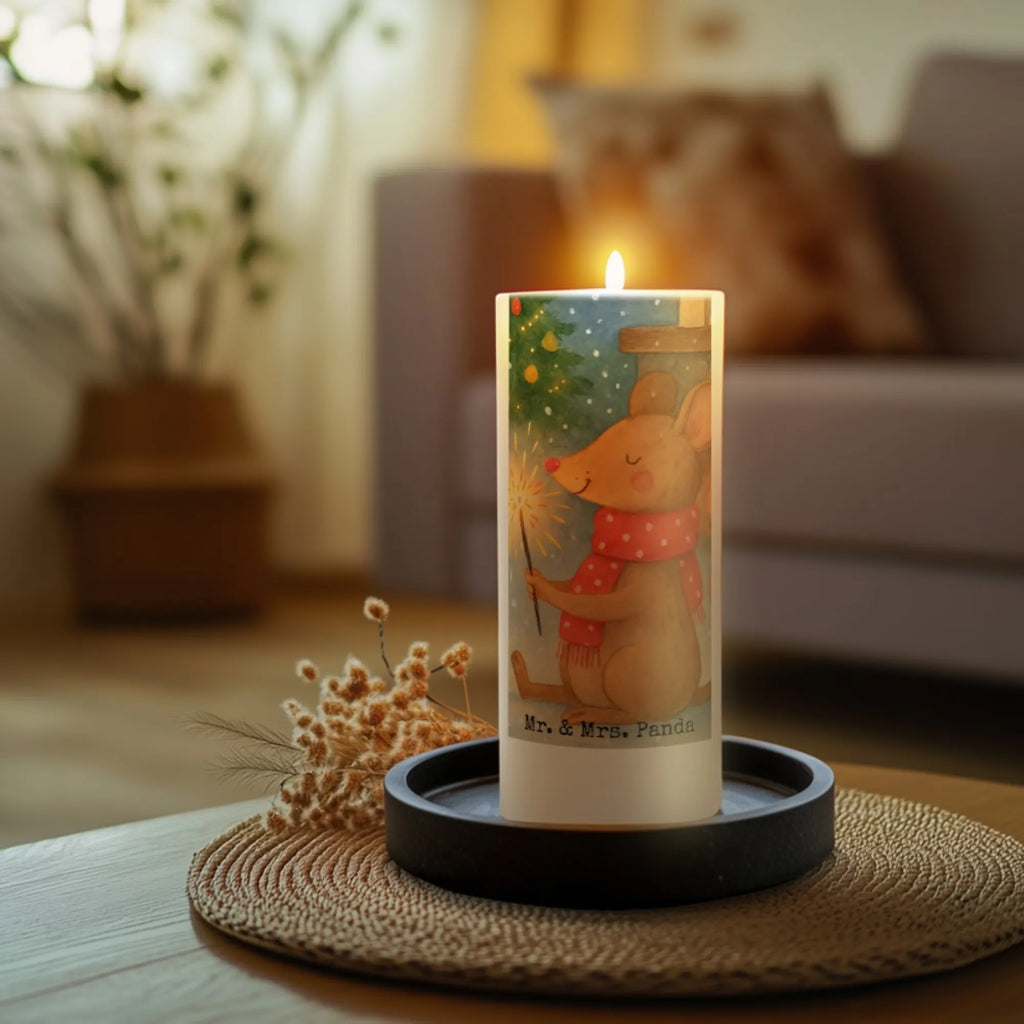 Kerze Maus Weihnachten Design Dekokerze, Osterkerze, Stumpenkerze, Dinnerkerze, Tischkerze, Kommunionskerze, Geburtskerze, Erinnerungskerze, Adventskerze, Tafelkerze, Zylinderkerze, Kerze Mit Spruch, Bedruckte Kerze, Dekorative Kerze, Schmuckkerze, Wunschkerze, Gartenkerze, Weihnachtskerze, Grosse Kerze, Erinnerungslicht, Handgemachte Kerze, Geburtstagskerze, Wachskerze, Laternenkerze, Hochzeitskerze, Blockkerze, Kerze Mit Motiv, Advent, Weihnachten, Nikolaus, Wintermotiv, Weihnachtsdeko, Heiligabend, Winter, Frohe Weihnachten, Weihnachtsmotiv, Mäuschen, Weihnachtsgruß, Weihnachtswunder, Maus