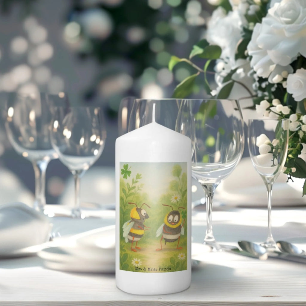 Kerze Bienen Paar Design Kerze Für Advent, Kerze, Kerze Für Weihnachten, Outdoor-Kerze, Stumpenkerzen-Set, Duftkerze, Kerze Für Ostern, Stumpenkerze, Tischkerze, Kerze Für Firmung, Kerze Mit Gravur, Stabkerze, Kerze Mit Motiv, Trauerkerze, Kerze Mit Duft, Handgemachte Kerze, Dinnerkerzenpaar, Fair-Trade-Kerze, Kerze Für Geburtstag, Kerze Mit Fotoeinleger, Tafelkerze, Stearin­kerze, Votivkerze, Blockkerze, Teelicht, Gedenkkerze, Grablicht, Metall-Kerze, Kerze Ohne Duft, Gartenkerze, Laternenkerze, Kerze Für Kommunion, Streukerze, Kerze Als Gastgeschenk, Kerze Für Hochzeit, Kerze Mit Namensgravur, Grabkerze, Kerze Mit Spruch, Sojawachskerze, Dinnerkerze, Bio-Kerze, Handgegossene Kerze, Kerze Für Taufe, Glas-Kerze, Andachtskerze, Kerze Mit Prägung, Liebe, Partner, Freund, Freundin, Ehemann, Ehefrau, Heiraten, Verlobung, Heiratsantrag, Liebesgeschenk, Jahrestag, Hocheitstag, Geschenk für Frauen, Geschenk für Partner, Geschenk für Freundin, Valentinstag, Hochzeitstag, Schildkröten, verliebte Schildkröten, für Ehemann, für Männer, Mitbringsel, Liebesbeweis
