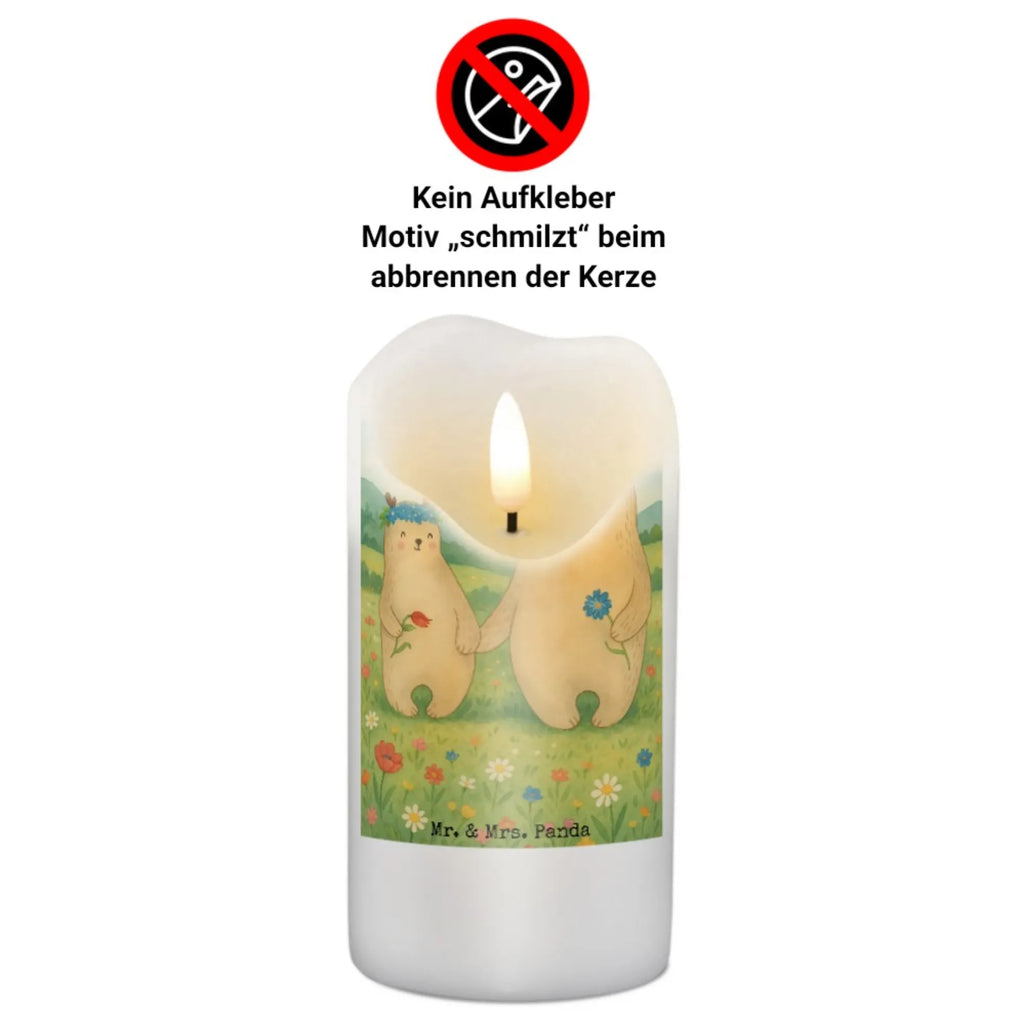 Kerze Bären mit Blumenkranz Design Fair-Trade-Kerze, Gartenkerze, Sojawachskerze, Kerze, Andachtskerze, Dinnerkerzenpaar, Kerze Für Ostern, Dinnerkerze, Votivkerze, Glas-Kerze, Kerze Für Advent, Laternenkerze, Kerze Mit Fotoeinleger, Tafelkerze, Kerze Ohne Duft, Duftkerze, Handgemachte Kerze, Handgegossene Kerze, Stabkerze, Stearin­kerze, Grabkerze, Grablicht, Bio-Kerze, Outdoor-Kerze, Metall-Kerze, Blockkerze, Kerze Mit Motiv, Gedenkkerze, Tischkerze, Kerze Für Taufe, Kerze Als Gastgeschenk, Streukerze, Kerze Mit Gravur, Kerze Mit Namensgravur, Teelicht, Kerze Mit Spruch, Kerze Für Firmung, Kerze Für Geburtstag, Kerze Mit Duft, Stumpenkerzen-Set, Kerze Für Weihnachten, Kerze Für Hochzeit, Stumpenkerze, Kerze Für Kommunion, Trauerkerze, Kerze Mit Prägung, Familie, Vatertag, Muttertag, Bruder, Schwester, Mama, Papa, Oma, Opa, Bären, Kind, Family, Geschenk Mama. Muttertag, Mutti, Mami, beste Mutter, Lieblingsmensch, Töchter, weltbeste Mama, Lieblingsmama, Kinder, Vorbild, Bär, Mutter, Tochter