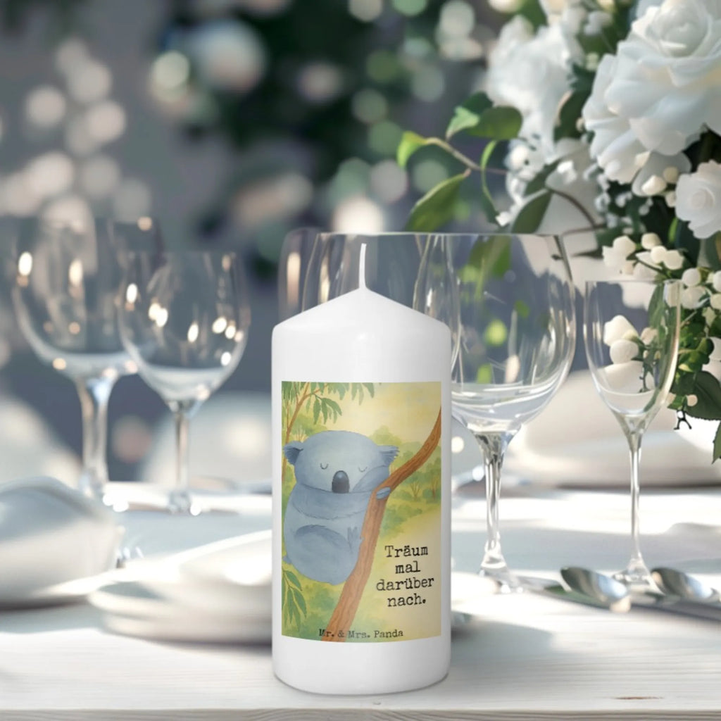 Kerze Koalabär Design Kerze Mit Spruch, Glas-Kerze, Votivkerze, Blockkerze, Fair-Trade-Kerze, Metall-Kerze, Kerze Für Ostern, Kerze Mit Fotoeinleger, Stumpenkerze, Andachtskerze, Kerze Mit Gravur, Kerze Für Kommunion, Stabkerze, Bio-Kerze, Tischkerze, Kerze Ohne Duft, Streukerze, Trauerkerze, Stumpenkerzen-Set, Laternenkerze, Kerze Mit Duft, Gedenkkerze, Dinnerkerze, Kerze Mit Prägung, Kerze Mit Namensgravur, Kerze Für Firmung, Gartenkerze, Stearin­kerze, Handgemachte Kerze, Grabkerze, Tafelkerze, Sojawachskerze, Kerze Mit Motiv, Kerze Für Weihnachten, Kerze Für Hochzeit, Handgegossene Kerze, Kerze Für Advent, Kerze Für Geburtstag, Dinnerkerzenpaar, Duftkerze, Kerze Für Taufe, Kerze, Kerze Als Gastgeschenk, Grablicht, Teelicht, Outdoor-Kerze, Tiermotive, Gute Laune, lustige Sprüche, Tiere, träumen, schlafen, Koalabär, Traumland, Schlafzimmer, Bär, Koala, Traum