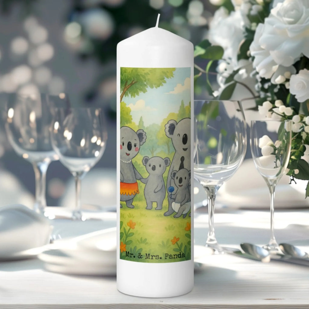 Kerze Koala Familie Design Metall-Kerze, Trauerkerze, Handgemachte Kerze, Blockkerze, Bio-Kerze, Kerze Ohne Duft, Kerze Für Firmung, Andachtskerze, Kerze Für Advent, Laternenkerze, Kerze, Kerze Mit Fotoeinleger, Kerze Für Geburtstag, Stearin­kerze, Stabkerze, Kerze Mit Spruch, Tischkerze, Kerze Mit Prägung, Kerze Mit Duft, Kerze Für Ostern, Kerze Mit Namensgravur, Kerze Als Gastgeschenk, Dinnerkerzenpaar, Dinnerkerze, Kerze Für Taufe, Stumpenkerze, Gartenkerze, Glas-Kerze, Kerze Für Weihnachten, Kerze Für Kommunion, Duftkerze, Kerze Für Hochzeit, Grabkerze, Tafelkerze, Stumpenkerzen-Set, Sojawachskerze, Handgegossene Kerze, Outdoor-Kerze, Streukerze, Gedenkkerze, Votivkerze, Kerze Mit Gravur, Kerze Mit Motiv, Fair-Trade-Kerze, Teelicht, Grablicht, Familie, Vatertag, Muttertag, Bruder, Schwester, Mama, Papa, Oma, Opa, Geschwister, Kinder, Family, Koala, Koalas, Familienleben