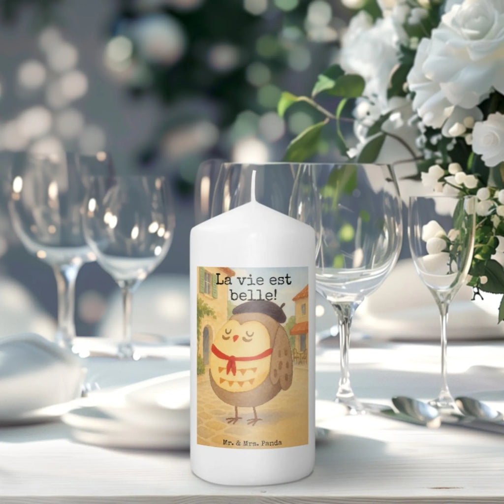 Kerze Eule Frankreich Design Kerze Für Hochzeit, Metall-Kerze, Tischkerze, Laternenkerze, Tafelkerze, Blockkerze, Kerze Für Advent, Kerze Für Firmung, Handgemachte Kerze, Kerze Mit Fotoeinleger, Gartenkerze, Sojawachskerze, Kerze Mit Gravur, Kerze Ohne Duft, Kerze Für Ostern, Kerze Mit Namensgravur, Kerze Mit Spruch, Fair-Trade-Kerze, Kerze Mit Motiv, Kerze Für Kommunion, Stumpenkerze, Kerze, Outdoor-Kerze, Kerze Für Taufe, Trauerkerze, Stearin­kerze, Kerze Mit Prägung, Teelicht, Grabkerze, Bio-Kerze, Grablicht, Stabkerze, Streukerze, Gedenkkerze, Kerze Für Weihnachten, Votivkerze, Kerze Für Geburtstag, Glas-Kerze, Kerze Als Gastgeschenk, Andachtskerze, Handgegossene Kerze, Dinnerkerzenpaar, Dinnerkerze, Kerze Mit Duft, Stumpenkerzen-Set, Duftkerze, Eule, La vie est belle, Spruch schön, Eule Deko, Frankreich, Owl, das Leben ist schön, Eulen, hibou, Spruch Französisch