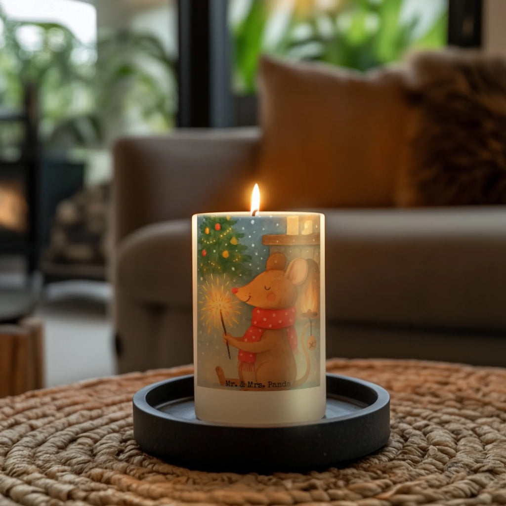 Kerze Maus Weihnachten Design Dekokerze, Osterkerze, Stumpenkerze, Dinnerkerze, Tischkerze, Kommunionskerze, Geburtskerze, Erinnerungskerze, Adventskerze, Tafelkerze, Zylinderkerze, Kerze Mit Spruch, Bedruckte Kerze, Dekorative Kerze, Schmuckkerze, Wunschkerze, Gartenkerze, Weihnachtskerze, Grosse Kerze, Erinnerungslicht, Handgemachte Kerze, Geburtstagskerze, Wachskerze, Laternenkerze, Hochzeitskerze, Blockkerze, Kerze Mit Motiv, Advent, Weihnachten, Nikolaus, Wintermotiv, Weihnachtsdeko, Heiligabend, Winter, Frohe Weihnachten, Weihnachtsmotiv, Mäuschen, Weihnachtsgruß, Weihnachtswunder, Maus