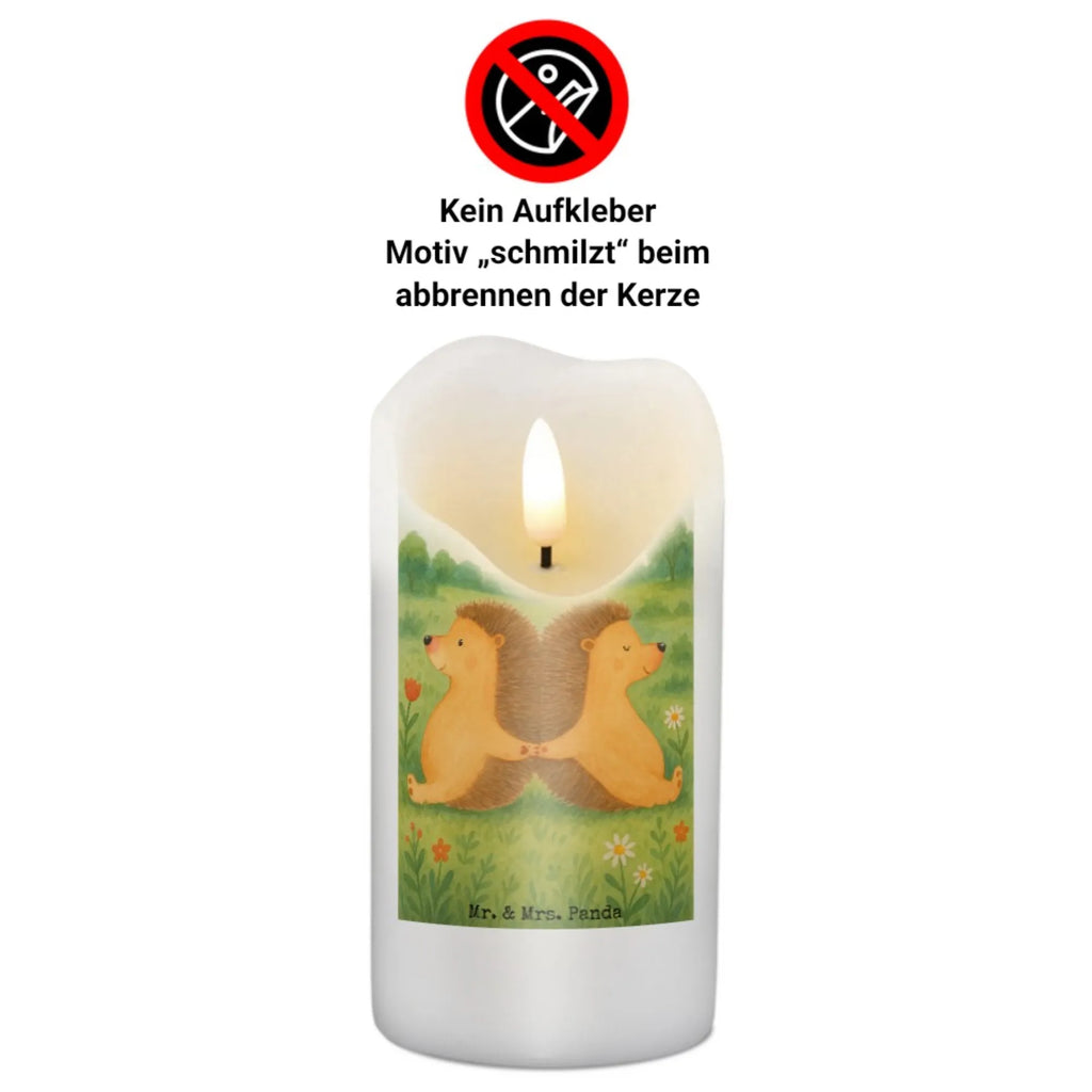 Kerze Igel händchenhaltend Design Kerze Für Weihnachten, Stearin­kerze, Kerze Mit Namensgravur, Metall-Kerze, Kerze Für Ostern, Stabkerze, Streukerze, Kerze Für Kommunion, Outdoor-Kerze, Kerze Ohne Duft, Handgemachte Kerze, Grabkerze, Kerze Mit Fotoeinleger, Gartenkerze, Dinnerkerze, Teelicht, Dinnerkerzenpaar, Kerze Mit Spruch, Andachtskerze, Kerze Mit Motiv, Kerze Für Firmung, Laternenkerze, Grablicht, Stumpenkerzen-Set, Duftkerze, Tafelkerze, Kerze, Kerze Mit Duft, Bio-Kerze, Kerze Für Geburtstag, Trauerkerze, Stumpenkerze, Votivkerze, Handgegossene Kerze, Kerze Als Gastgeschenk, Gedenkkerze, Blockkerze, Kerze Mit Prägung, Sojawachskerze, Tischkerze, Kerze Für Hochzeit, Fair-Trade-Kerze, Kerze Mit Gravur, Glas-Kerze, Kerze Für Taufe, Kerze Für Advent, Liebe, Partner, Freund, Freundin, Ehemann, Ehefrau, Heiraten, Verlobung, Heiratsantrag, Liebesgeschenk, Jahrestag, Hocheitstag, Liebesbeweis, Igel, Lieblingsmensch, Igelliebe, Gemeinsamkeit, Geschenk für zwei, große Liebe, Hand in Hand, Hochzeit, Liebesbotschaft, Love
