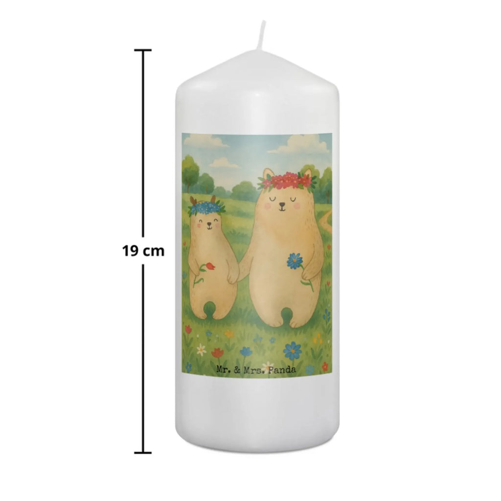 Kerze Bären mit Blumenkranz Design Fair-Trade-Kerze, Gartenkerze, Sojawachskerze, Kerze, Andachtskerze, Dinnerkerzenpaar, Kerze Für Ostern, Dinnerkerze, Votivkerze, Glas-Kerze, Kerze Für Advent, Laternenkerze, Kerze Mit Fotoeinleger, Tafelkerze, Kerze Ohne Duft, Duftkerze, Handgemachte Kerze, Handgegossene Kerze, Stabkerze, Stearin­kerze, Grabkerze, Grablicht, Bio-Kerze, Outdoor-Kerze, Metall-Kerze, Blockkerze, Kerze Mit Motiv, Gedenkkerze, Tischkerze, Kerze Für Taufe, Kerze Als Gastgeschenk, Streukerze, Kerze Mit Gravur, Kerze Mit Namensgravur, Teelicht, Kerze Mit Spruch, Kerze Für Firmung, Kerze Für Geburtstag, Kerze Mit Duft, Stumpenkerzen-Set, Kerze Für Weihnachten, Kerze Für Hochzeit, Stumpenkerze, Kerze Für Kommunion, Trauerkerze, Kerze Mit Prägung, Familie, Vatertag, Muttertag, Bruder, Schwester, Mama, Papa, Oma, Opa, Bären, Kind, Family, Geschenk Mama. Muttertag, Mutti, Mami, beste Mutter, Lieblingsmensch, Töchter, weltbeste Mama, Lieblingsmama, Kinder, Vorbild, Bär, Mutter, Tochter