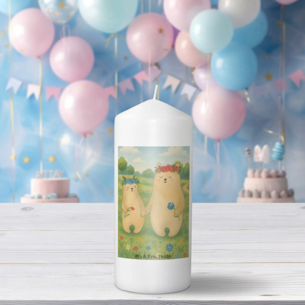 Kerze Bären mit Blumenkranz Design Fair-Trade-Kerze, Gartenkerze, Sojawachskerze, Kerze, Andachtskerze, Dinnerkerzenpaar, Kerze Für Ostern, Dinnerkerze, Votivkerze, Glas-Kerze, Kerze Für Advent, Laternenkerze, Kerze Mit Fotoeinleger, Tafelkerze, Kerze Ohne Duft, Duftkerze, Handgemachte Kerze, Handgegossene Kerze, Stabkerze, Stearin­kerze, Grabkerze, Grablicht, Bio-Kerze, Outdoor-Kerze, Metall-Kerze, Blockkerze, Kerze Mit Motiv, Gedenkkerze, Tischkerze, Kerze Für Taufe, Kerze Als Gastgeschenk, Streukerze, Kerze Mit Gravur, Kerze Mit Namensgravur, Teelicht, Kerze Mit Spruch, Kerze Für Firmung, Kerze Für Geburtstag, Kerze Mit Duft, Stumpenkerzen-Set, Kerze Für Weihnachten, Kerze Für Hochzeit, Stumpenkerze, Kerze Für Kommunion, Trauerkerze, Kerze Mit Prägung, Familie, Vatertag, Muttertag, Bruder, Schwester, Mama, Papa, Oma, Opa, Bären, Kind, Family, Geschenk Mama. Muttertag, Mutti, Mami, beste Mutter, Lieblingsmensch, Töchter, weltbeste Mama, Lieblingsmama, Kinder, Vorbild, Bär, Mutter, Tochter