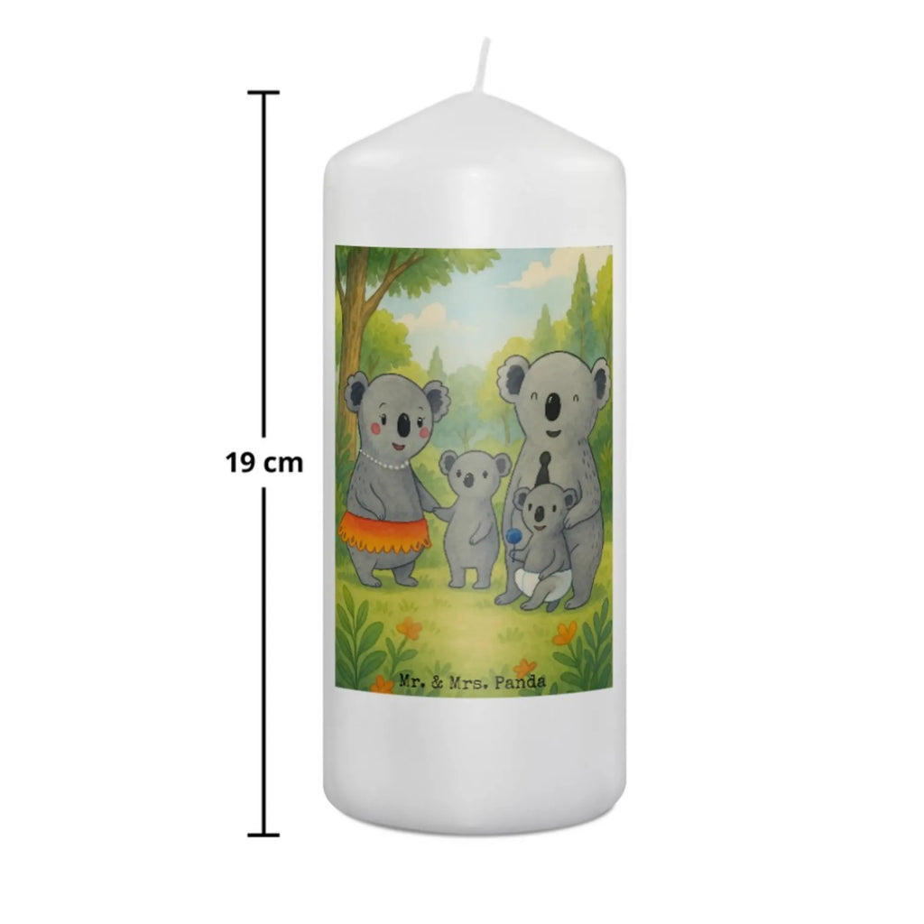 Kerze Koala Familie Design Metall-Kerze, Trauerkerze, Handgemachte Kerze, Blockkerze, Bio-Kerze, Kerze Ohne Duft, Kerze Für Firmung, Andachtskerze, Kerze Für Advent, Laternenkerze, Kerze, Kerze Mit Fotoeinleger, Kerze Für Geburtstag, Stearin­kerze, Stabkerze, Kerze Mit Spruch, Tischkerze, Kerze Mit Prägung, Kerze Mit Duft, Kerze Für Ostern, Kerze Mit Namensgravur, Kerze Als Gastgeschenk, Dinnerkerzenpaar, Dinnerkerze, Kerze Für Taufe, Stumpenkerze, Gartenkerze, Glas-Kerze, Kerze Für Weihnachten, Kerze Für Kommunion, Duftkerze, Kerze Für Hochzeit, Grabkerze, Tafelkerze, Stumpenkerzen-Set, Sojawachskerze, Handgegossene Kerze, Outdoor-Kerze, Streukerze, Gedenkkerze, Votivkerze, Kerze Mit Gravur, Kerze Mit Motiv, Fair-Trade-Kerze, Teelicht, Grablicht, Familie, Vatertag, Muttertag, Bruder, Schwester, Mama, Papa, Oma, Opa, Geschwister, Kinder, Family, Koala, Koalas, Familienleben