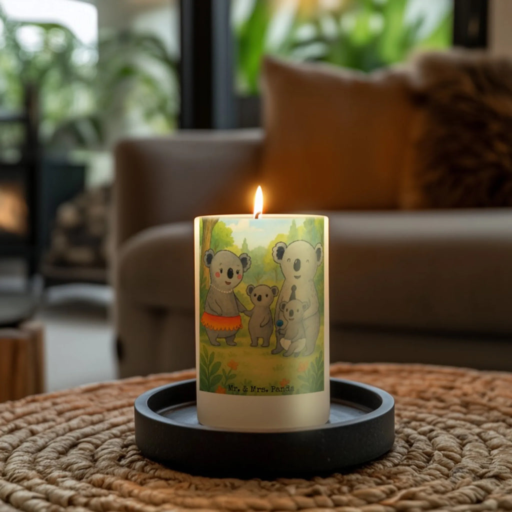 Kerze Koala Familie Design Metall-Kerze, Trauerkerze, Handgemachte Kerze, Blockkerze, Bio-Kerze, Kerze Ohne Duft, Kerze Für Firmung, Andachtskerze, Kerze Für Advent, Laternenkerze, Kerze, Kerze Mit Fotoeinleger, Kerze Für Geburtstag, Stearin­kerze, Stabkerze, Kerze Mit Spruch, Tischkerze, Kerze Mit Prägung, Kerze Mit Duft, Kerze Für Ostern, Kerze Mit Namensgravur, Kerze Als Gastgeschenk, Dinnerkerzenpaar, Dinnerkerze, Kerze Für Taufe, Stumpenkerze, Gartenkerze, Glas-Kerze, Kerze Für Weihnachten, Kerze Für Kommunion, Duftkerze, Kerze Für Hochzeit, Grabkerze, Tafelkerze, Stumpenkerzen-Set, Sojawachskerze, Handgegossene Kerze, Outdoor-Kerze, Streukerze, Gedenkkerze, Votivkerze, Kerze Mit Gravur, Kerze Mit Motiv, Fair-Trade-Kerze, Teelicht, Grablicht, Familie, Vatertag, Muttertag, Bruder, Schwester, Mama, Papa, Oma, Opa, Geschwister, Kinder, Family, Koala, Koalas, Familienleben