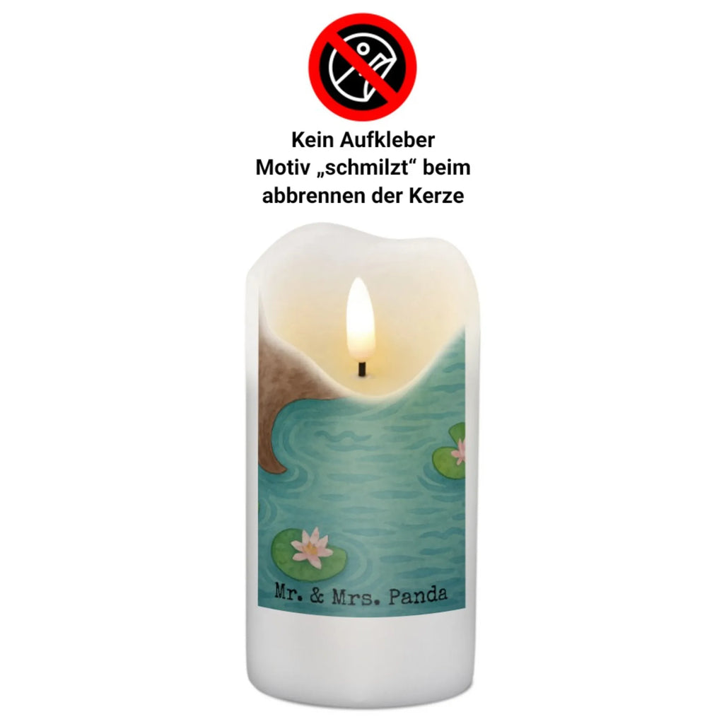 Kerze Otter Seerose Design Kerze Für Kommunion, Metall-Kerze, Blockkerze, Kerze Für Geburtstag, Trauerkerze, Teelicht, Kerze Für Hochzeit, Gedenkkerze, Handgemachte Kerze, Streukerze, Grabkerze, Kerze Für Ostern, Grablicht, Tafelkerze, Kerze, Kerze Ohne Duft, Kerze Für Taufe, Kerze Mit Fotoeinleger, Dinnerkerzenpaar, Kerze Mit Motiv, Bio-Kerze, Sojawachskerze, Andachtskerze, Votivkerze, Kerze Für Firmung, Glas-Kerze, Dinnerkerze, Stumpenkerze, Outdoor-Kerze, Kerze Mit Gravur, Kerze Mit Namensgravur, Fair-Trade-Kerze, Tischkerze, Laternenkerze, Kerze Mit Duft, Kerze Für Weihnachten, Stearin­kerze, Stabkerze, Gartenkerze, Stumpenkerzen-Set, Kerze Mit Prägung, Kerze Als Gastgeschenk, Duftkerze, Kerze Für Advent, Kerze Mit Spruch, Handgegossene Kerze, Otter, Fischotter, Seeotter, Otter Seeotter See Otter