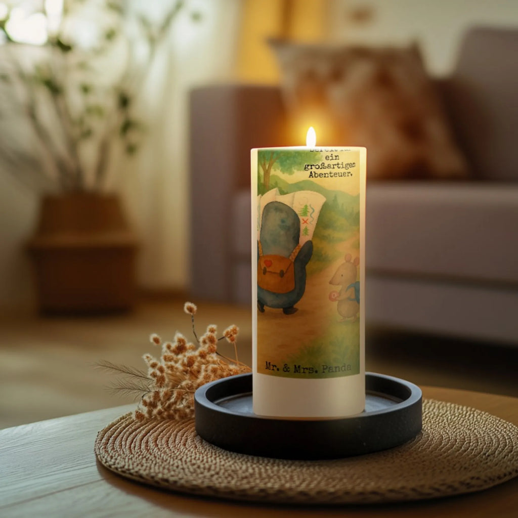 Kerze Pinguin & Maus Wanderer Design Kerze Für Weihnachten, Kerze Mit Namensgravur, Grablicht, Andachtskerze, Kerze Für Ostern, Tafelkerze, Kerze Mit Prägung, Dinnerkerze, Outdoor-Kerze, Kerze Für Geburtstag, Votivkerze, Kerze Für Advent, Teelicht, Duftkerze, Dinnerkerzenpaar, Handgegossene Kerze, Kerze Mit Motiv, Gartenkerze, Stumpenkerzen-Set, Kerze Mit Fotoeinleger, Kerze Für Kommunion, Kerze Mit Spruch, Laternenkerze, Glas-Kerze, Handgemachte Kerze, Gedenkkerze, Kerze Für Firmung, Kerze Für Taufe, Kerze Mit Duft, Kerze Ohne Duft, Bio-Kerze, Trauerkerze, Kerze Mit Gravur, Fair-Trade-Kerze, Stearin­kerze, Stabkerze, Kerze Für Hochzeit, Blockkerze, Stumpenkerze, Sojawachskerze, Streukerze, Metall-Kerze, Kerze, Kerze Als Gastgeschenk, Tischkerze, Grabkerze, Pinguin, Abenteuer, Ausflug, Abenteurer, Wanderlust, wandern, Roadtrip, Pinguine