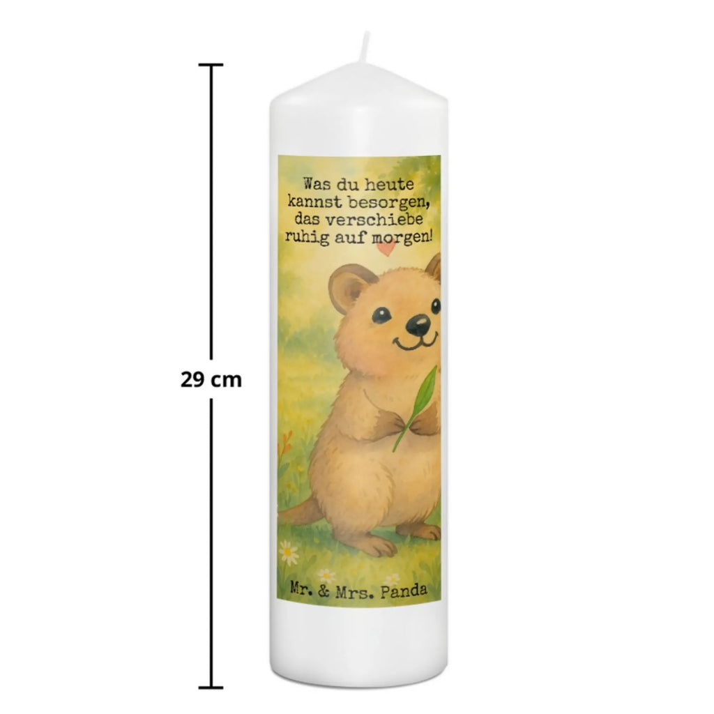 Kerze Quokka Happy Design Kerze Für Hochzeit, Bio-Kerze, Glas-Kerze, Kerze Mit Motiv, Sojawachskerze, Stabkerze, Gartenkerze, Grabkerze, Outdoor-Kerze, Gedenkkerze, Kerze Mit Fotoeinleger, Kerze Für Ostern, Stumpenkerzen-Set, Kerze Mit Prägung, Teelicht, Tafelkerze, Duftkerze, Kerze Mit Gravur, Kerze, Tischkerze, Kerze Für Weihnachten, Laternenkerze, Streukerze, Metall-Kerze, Kerze Ohne Duft, Kerze Für Firmung, Kerze Mit Namensgravur, Votivkerze, Stearin­kerze, Kerze Als Gastgeschenk, Fair-Trade-Kerze, Kerze Für Advent, Dinnerkerzenpaar, Stumpenkerze, Kerze Für Kommunion, Kerze Für Taufe, Dinnerkerze, Kerze Für Geburtstag, Kerze Mit Duft, Handgegossene Kerze, Andachtskerze, Trauerkerze, Grablicht, Blockkerze, Handgemachte Kerze, Kerze Mit Spruch, Tiermotive, Gute Laune, lustige Sprüche, Tiere, Lustiger Spruch, Dinge erledigen, Quokka, Verschieben, Aufschieberitis, Niedliches Tier