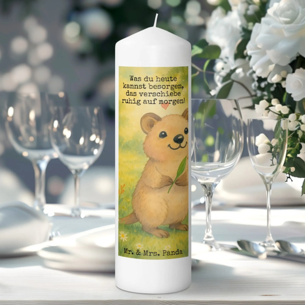 Kerze Quokka Happy Design Kerze Für Hochzeit, Bio-Kerze, Glas-Kerze, Kerze Mit Motiv, Sojawachskerze, Stabkerze, Gartenkerze, Grabkerze, Outdoor-Kerze, Gedenkkerze, Kerze Mit Fotoeinleger, Kerze Für Ostern, Stumpenkerzen-Set, Kerze Mit Prägung, Teelicht, Tafelkerze, Duftkerze, Kerze Mit Gravur, Kerze, Tischkerze, Kerze Für Weihnachten, Laternenkerze, Streukerze, Metall-Kerze, Kerze Ohne Duft, Kerze Für Firmung, Kerze Mit Namensgravur, Votivkerze, Stearin­kerze, Kerze Als Gastgeschenk, Fair-Trade-Kerze, Kerze Für Advent, Dinnerkerzenpaar, Stumpenkerze, Kerze Für Kommunion, Kerze Für Taufe, Dinnerkerze, Kerze Für Geburtstag, Kerze Mit Duft, Handgegossene Kerze, Andachtskerze, Trauerkerze, Grablicht, Blockkerze, Handgemachte Kerze, Kerze Mit Spruch, Tiermotive, Gute Laune, lustige Sprüche, Tiere, Lustiger Spruch, Dinge erledigen, Quokka, Verschieben, Aufschieberitis, Niedliches Tier