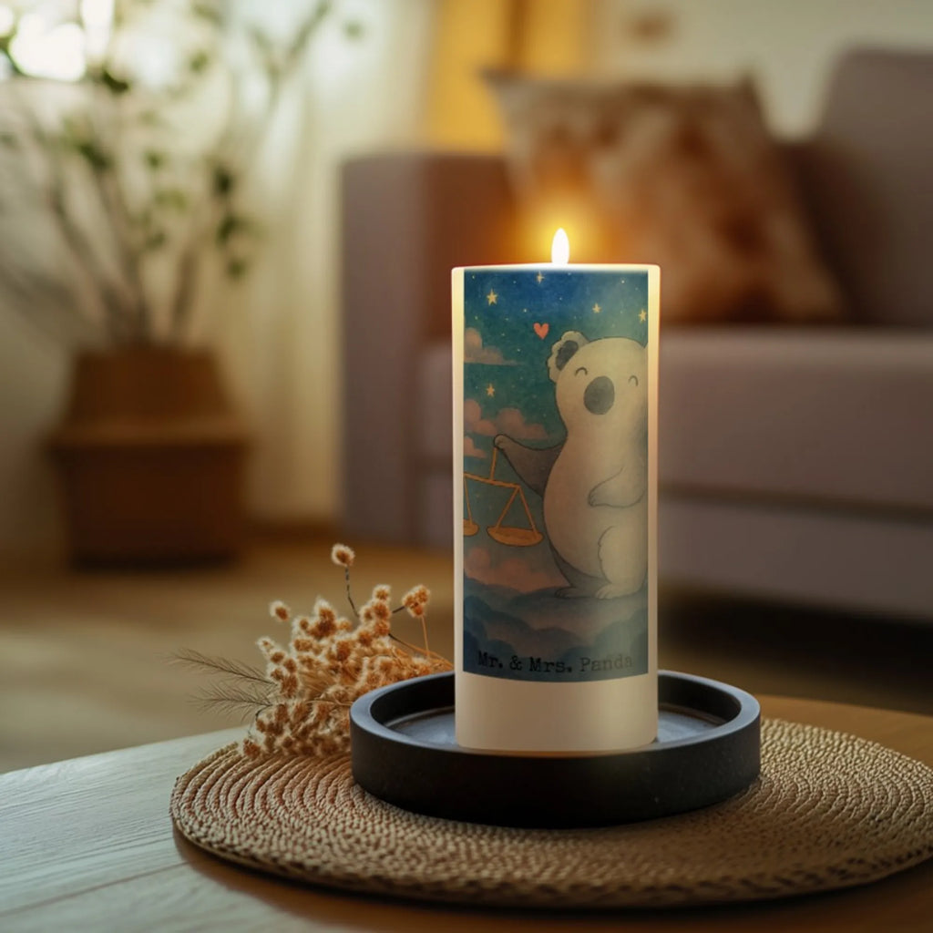 Kerze Waage Astrologie Design Kerze Mit Spruch, Kerze Für Taufe, Teelicht, Kerze Mit Prägung, Gartenkerze, Metall-Kerze, Kerze Als Gastgeschenk, Stumpenkerze, Votivkerze, Andachtskerze, Gedenkkerze, Laternenkerze, Dinnerkerzenpaar, Duftkerze, Tischkerze, Kerze Mit Fotoeinleger, Kerze Mit Motiv, Kerze Für Firmung, Streukerze, Sojawachskerze, Bio-Kerze, Kerze Mit Duft, Fair-Trade-Kerze, Stearin­kerze, Kerze Für Ostern, Dinnerkerze, Handgegossene Kerze, Grabkerze, Stabkerze, Trauerkerze, Glas-Kerze, Stumpenkerzen-Set, Kerze Mit Gravur, Tafelkerze, Handgemachte Kerze, Kerze Für Weihnachten, Kerze Für Advent, Kerze Mit Namensgravur, Kerze, Kerze Ohne Duft, Kerze Für Hochzeit, Kerze Für Kommunion, Blockkerze, Grablicht, Kerze Für Geburtstag, Outdoor-Kerze, Tierkreiszeichen, Sternzeichen, Horoskop, Astrologie, Aszendent, Geburtstagsgeschenk, Geschenk, Waage, Geschenk zum Geburtstag