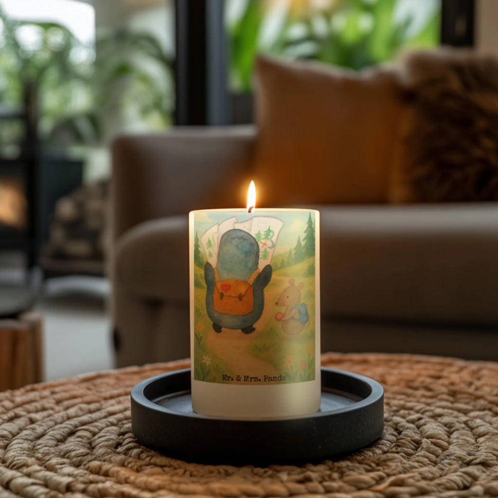 Kerze Pinguin & Maus Wanderer Design Kerze Für Weihnachten, Kerze Mit Namensgravur, Grablicht, Andachtskerze, Kerze Für Ostern, Tafelkerze, Kerze Mit Prägung, Dinnerkerze, Outdoor-Kerze, Kerze Für Geburtstag, Votivkerze, Kerze Für Advent, Teelicht, Duftkerze, Dinnerkerzenpaar, Handgegossene Kerze, Kerze Mit Motiv, Gartenkerze, Stumpenkerzen-Set, Kerze Mit Fotoeinleger, Kerze Für Kommunion, Kerze Mit Spruch, Laternenkerze, Glas-Kerze, Handgemachte Kerze, Gedenkkerze, Kerze Für Firmung, Kerze Für Taufe, Kerze Mit Duft, Kerze Ohne Duft, Bio-Kerze, Trauerkerze, Kerze Mit Gravur, Fair-Trade-Kerze, Stearin­kerze, Stabkerze, Kerze Für Hochzeit, Blockkerze, Stumpenkerze, Sojawachskerze, Streukerze, Metall-Kerze, Kerze, Kerze Als Gastgeschenk, Tischkerze, Grabkerze, Pinguin, Abenteuer, Ausflug, Abenteurer, Wanderlust, wandern, Roadtrip, Pinguine