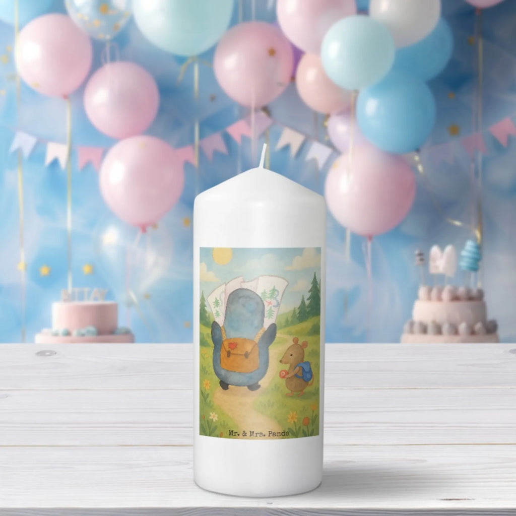 Kerze Pinguin & Maus Wanderer Design Kerze Für Weihnachten, Kerze Mit Namensgravur, Grablicht, Andachtskerze, Kerze Für Ostern, Tafelkerze, Kerze Mit Prägung, Dinnerkerze, Outdoor-Kerze, Kerze Für Geburtstag, Votivkerze, Kerze Für Advent, Teelicht, Duftkerze, Dinnerkerzenpaar, Handgegossene Kerze, Kerze Mit Motiv, Gartenkerze, Stumpenkerzen-Set, Kerze Mit Fotoeinleger, Kerze Für Kommunion, Kerze Mit Spruch, Laternenkerze, Glas-Kerze, Handgemachte Kerze, Gedenkkerze, Kerze Für Firmung, Kerze Für Taufe, Kerze Mit Duft, Kerze Ohne Duft, Bio-Kerze, Trauerkerze, Kerze Mit Gravur, Fair-Trade-Kerze, Stearin­kerze, Stabkerze, Kerze Für Hochzeit, Blockkerze, Stumpenkerze, Sojawachskerze, Streukerze, Metall-Kerze, Kerze, Kerze Als Gastgeschenk, Tischkerze, Grabkerze, Pinguin, Abenteuer, Ausflug, Abenteurer, Wanderlust, wandern, Roadtrip, Pinguine