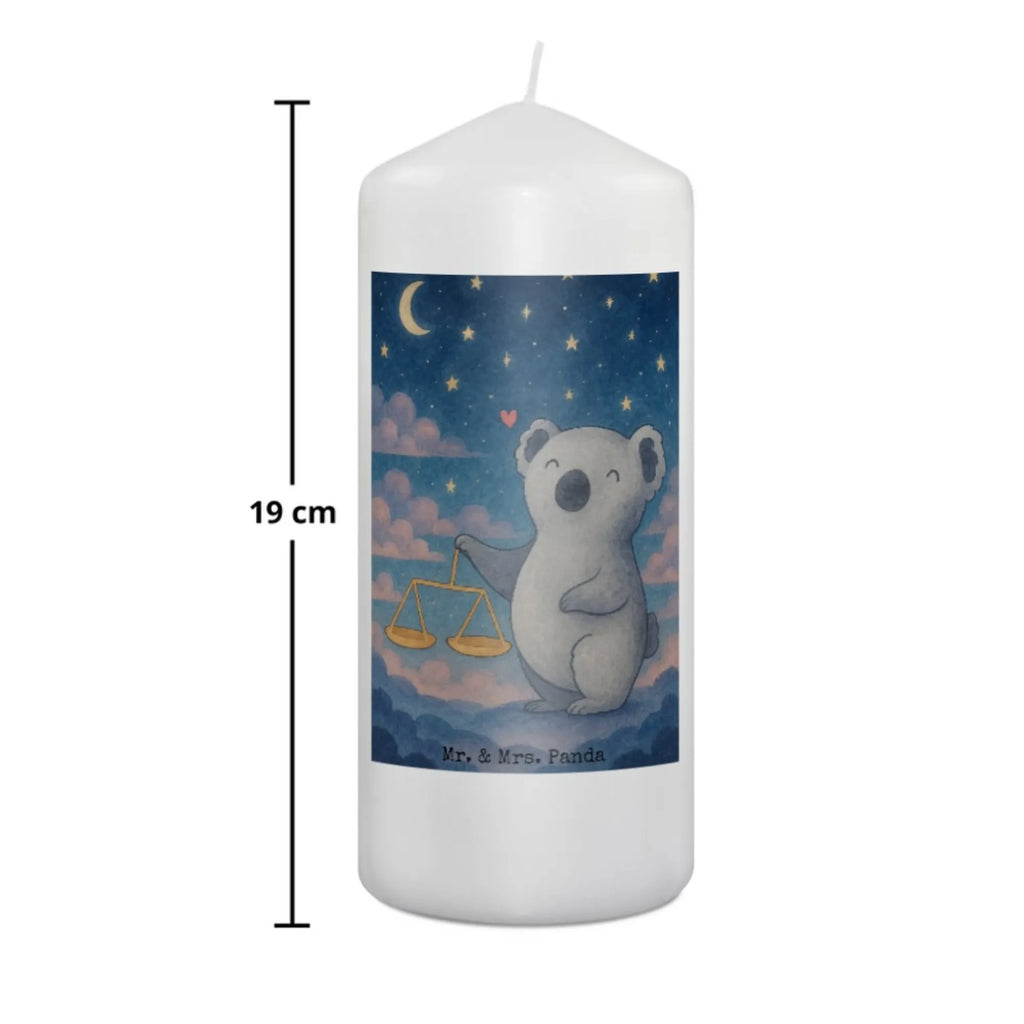 Kerze Waage Astrologie Design Kerze Mit Spruch, Kerze Für Taufe, Teelicht, Kerze Mit Prägung, Gartenkerze, Metall-Kerze, Kerze Als Gastgeschenk, Stumpenkerze, Votivkerze, Andachtskerze, Gedenkkerze, Laternenkerze, Dinnerkerzenpaar, Duftkerze, Tischkerze, Kerze Mit Fotoeinleger, Kerze Mit Motiv, Kerze Für Firmung, Streukerze, Sojawachskerze, Bio-Kerze, Kerze Mit Duft, Fair-Trade-Kerze, Stearin­kerze, Kerze Für Ostern, Dinnerkerze, Handgegossene Kerze, Grabkerze, Stabkerze, Trauerkerze, Glas-Kerze, Stumpenkerzen-Set, Kerze Mit Gravur, Tafelkerze, Handgemachte Kerze, Kerze Für Weihnachten, Kerze Für Advent, Kerze Mit Namensgravur, Kerze, Kerze Ohne Duft, Kerze Für Hochzeit, Kerze Für Kommunion, Blockkerze, Grablicht, Kerze Für Geburtstag, Outdoor-Kerze, Tierkreiszeichen, Sternzeichen, Horoskop, Astrologie, Aszendent, Geburtstagsgeschenk, Geschenk, Waage, Geschenk zum Geburtstag