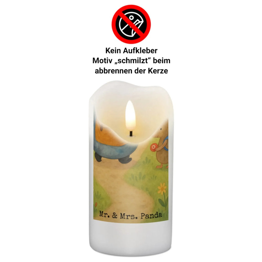 Kerze Pinguin & Maus Wanderer Design Kerze Für Weihnachten, Kerze Mit Namensgravur, Grablicht, Andachtskerze, Kerze Für Ostern, Tafelkerze, Kerze Mit Prägung, Dinnerkerze, Outdoor-Kerze, Kerze Für Geburtstag, Votivkerze, Kerze Für Advent, Teelicht, Duftkerze, Dinnerkerzenpaar, Handgegossene Kerze, Kerze Mit Motiv, Gartenkerze, Stumpenkerzen-Set, Kerze Mit Fotoeinleger, Kerze Für Kommunion, Kerze Mit Spruch, Laternenkerze, Glas-Kerze, Handgemachte Kerze, Gedenkkerze, Kerze Für Firmung, Kerze Für Taufe, Kerze Mit Duft, Kerze Ohne Duft, Bio-Kerze, Trauerkerze, Kerze Mit Gravur, Fair-Trade-Kerze, Stearin­kerze, Stabkerze, Kerze Für Hochzeit, Blockkerze, Stumpenkerze, Sojawachskerze, Streukerze, Metall-Kerze, Kerze, Kerze Als Gastgeschenk, Tischkerze, Grabkerze, Pinguin, Abenteuer, Ausflug, Abenteurer, Wanderlust, wandern, Roadtrip, Pinguine