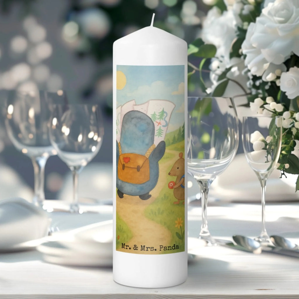 Kerze Pinguin & Maus Wanderer Design Kerze Für Weihnachten, Kerze Mit Namensgravur, Grablicht, Andachtskerze, Kerze Für Ostern, Tafelkerze, Kerze Mit Prägung, Dinnerkerze, Outdoor-Kerze, Kerze Für Geburtstag, Votivkerze, Kerze Für Advent, Teelicht, Duftkerze, Dinnerkerzenpaar, Handgegossene Kerze, Kerze Mit Motiv, Gartenkerze, Stumpenkerzen-Set, Kerze Mit Fotoeinleger, Kerze Für Kommunion, Kerze Mit Spruch, Laternenkerze, Glas-Kerze, Handgemachte Kerze, Gedenkkerze, Kerze Für Firmung, Kerze Für Taufe, Kerze Mit Duft, Kerze Ohne Duft, Bio-Kerze, Trauerkerze, Kerze Mit Gravur, Fair-Trade-Kerze, Stearin­kerze, Stabkerze, Kerze Für Hochzeit, Blockkerze, Stumpenkerze, Sojawachskerze, Streukerze, Metall-Kerze, Kerze, Kerze Als Gastgeschenk, Tischkerze, Grabkerze, Pinguin, Abenteuer, Ausflug, Abenteurer, Wanderlust, wandern, Roadtrip, Pinguine