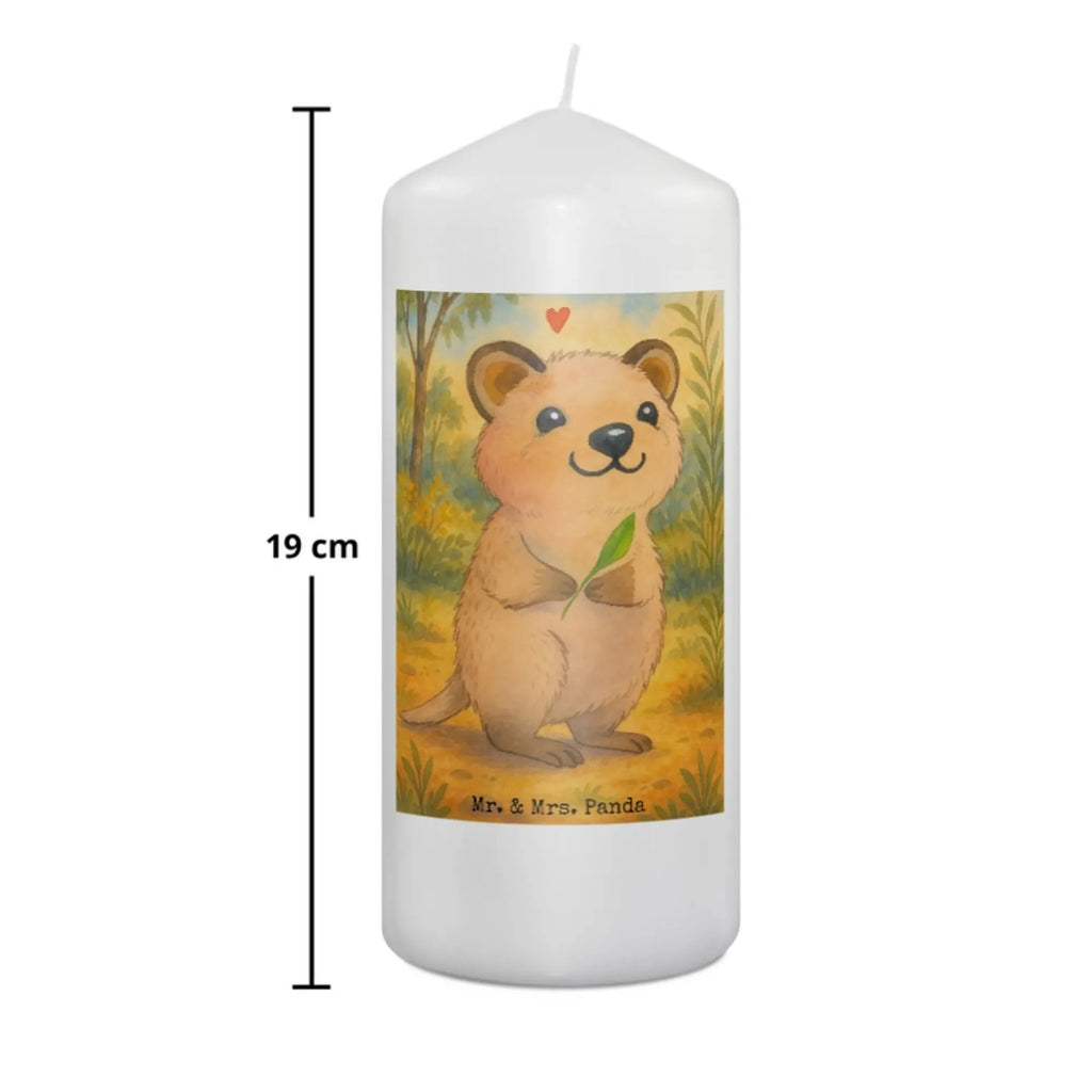 Kerze Quokka Happy Design Kerze Für Hochzeit, Bio-Kerze, Glas-Kerze, Kerze Mit Motiv, Sojawachskerze, Stabkerze, Gartenkerze, Grabkerze, Outdoor-Kerze, Gedenkkerze, Kerze Mit Fotoeinleger, Kerze Für Ostern, Stumpenkerzen-Set, Kerze Mit Prägung, Teelicht, Tafelkerze, Duftkerze, Kerze Mit Gravur, Kerze, Tischkerze, Kerze Für Weihnachten, Laternenkerze, Streukerze, Metall-Kerze, Kerze Ohne Duft, Kerze Für Firmung, Kerze Mit Namensgravur, Votivkerze, Stearin­kerze, Kerze Als Gastgeschenk, Fair-Trade-Kerze, Kerze Für Advent, Dinnerkerzenpaar, Stumpenkerze, Kerze Für Kommunion, Kerze Für Taufe, Dinnerkerze, Kerze Für Geburtstag, Kerze Mit Duft, Handgegossene Kerze, Andachtskerze, Trauerkerze, Grablicht, Blockkerze, Handgemachte Kerze, Kerze Mit Spruch, Tiermotive, Gute Laune, lustige Sprüche, Tiere, Lustiger Spruch, Dinge erledigen, Quokka, Verschieben, Aufschieberitis, Niedliches Tier