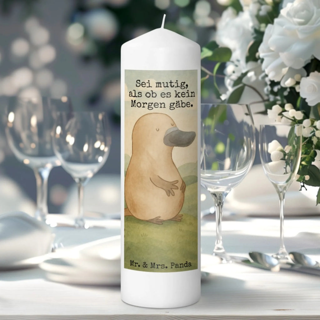 Kerze Schnabeltier Mut Design Stumpenkerze, Kerze Mit Spruch, Kerze Mit Namensgravur, Metall-Kerze, Kerze Für Geburtstag, Dinnerkerze, Kerze Mit Motiv, Laternenkerze, Duftkerze, Grabkerze, Andachtskerze, Trauerkerze, Kerze, Kerze Für Kommunion, Gartenkerze, Outdoor-Kerze, Stumpenkerzen-Set, Kerze Für Firmung, Kerze Für Weihnachten, Kerze Für Advent, Tafelkerze, Kerze Für Hochzeit, Kerze Mit Duft, Handgemachte Kerze, Kerze Mit Fotoeinleger, Kerze Mit Prägung, Blockkerze, Grablicht, Kerze Ohne Duft, Kerze Für Taufe, Teelicht, Sojawachskerze, Fair-Trade-Kerze, Kerze Mit Gravur, Dinnerkerzenpaar, Stabkerze, Glas-Kerze, Tischkerze, Gedenkkerze, Kerze Für Ostern, Votivkerze, Kerze Als Gastgeschenk, Stearin­kerze, Handgegossene Kerze, Bio-Kerze, Streukerze, Meerestiere, Meer, Urlaub, mutig, Neustart, Lebensweisheit, Mut, Arbeit, Neuanfang, Schnabeltiere, Schnabeltier, Büro, Motivation, Weltreise, Training, Raodtrip