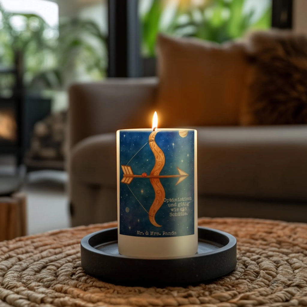 Kerze Sternzeichen Schütze Design Kerze Mit Namensgravur, Kerze Für Geburtstag, Outdoor-Kerze, Teelicht, Laternenkerze, Blockkerze, Kerze Mit Spruch, Kerze Ohne Duft, Metall-Kerze, Kerze Für Weihnachten, Kerze Als Gastgeschenk, Duftkerze, Bio-Kerze, Glas-Kerze, Streukerze, Tischkerze, Andachtskerze, Tafelkerze, Grablicht, Fair-Trade-Kerze, Handgegossene Kerze, Gedenkkerze, Dinnerkerzenpaar, Trauerkerze, Kerze Mit Fotoeinleger, Kerze Für Advent, Stumpenkerzen-Set, Dinnerkerze, Kerze Für Firmung, Sojawachskerze, Stabkerze, Kerze Für Ostern, Kerze Mit Duft, Kerze Für Taufe, Votivkerze, Kerze Für Kommunion, Kerze Mit Gravur, Kerze, Kerze Für Hochzeit, Handgemachte Kerze, Gartenkerze, Kerze Mit Motiv, Grabkerze, Stumpenkerze, Stearin­kerze, Kerze Mit Prägung, Tierkreiszeichen, Sternzeichen, Horoskop, Astrologie, Aszendent, Geschenk Dezember, Geburtstag Dezember, Schütze Geschenk, Schütze Sternzeichen, Geschenk Schützenfest, Schütze, Geschenk November, Geburtstag November