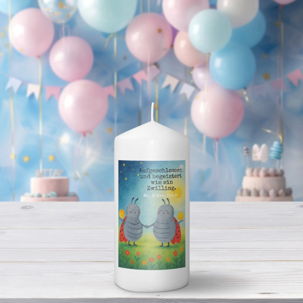 Kerze Sternzeichen Zwilling Design Stearin­kerze, Bio-Kerze, Kerze Mit Motiv, Stabkerze, Kerze Für Weihnachten, Kerze Mit Fotoeinleger, Andachtskerze, Kerze Mit Namensgravur, Kerze Mit Duft, Glas-Kerze, Kerze Mit Gravur, Tafelkerze, Kerze Für Geburtstag, Streukerze, Duftkerze, Kerze Für Advent, Grablicht, Dinnerkerze, Kerze Für Firmung, Blockkerze, Votivkerze, Kerze Für Hochzeit, Kerze Mit Prägung, Kerze Mit Spruch, Kerze Als Gastgeschenk, Sojawachskerze, Kerze, Teelicht, Kerze Für Kommunion, Dinnerkerzenpaar, Kerze Für Ostern, Metall-Kerze, Stumpenkerze, Tischkerze, Laternenkerze, Trauerkerze, Handgegossene Kerze, Kerze Ohne Duft, Fair-Trade-Kerze, Stumpenkerzen-Set, Outdoor-Kerze, Handgemachte Kerze, Kerze Für Taufe, Gartenkerze, Grabkerze, Gedenkkerze, Tierkreiszeichen, Sternzeichen, Horoskop, Astrologie, Aszendent, Geschenk Juni, Geschenk Mai, Zwillingsschwester, Zwillingsbruder, Zwilling Sternzeichen, Glückskäfer, Marienkäfer, Geburtstag Mai, Zwillinge, Zwilling Geschenk