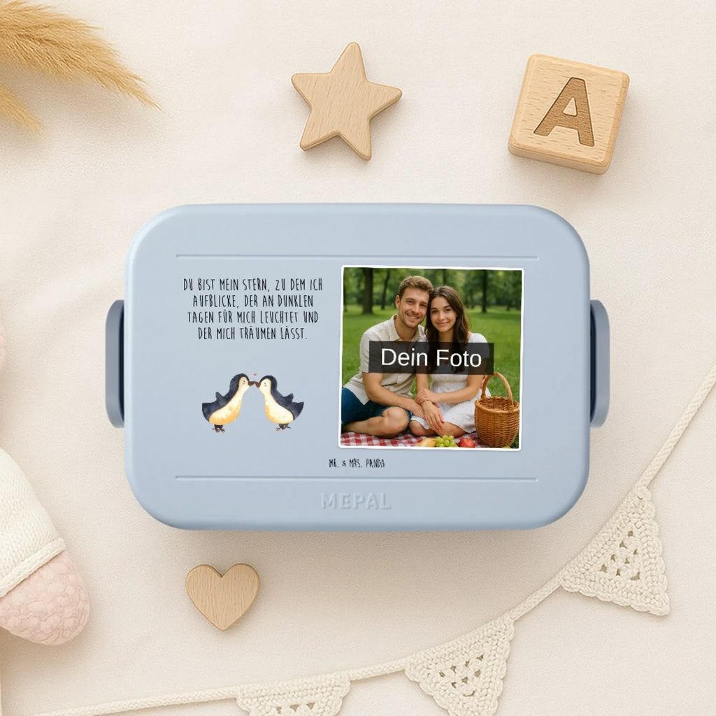 MEPAL Foto Bentobox Pinguin Liebe Foto Brotdose, Foto Lunchbox, Foto Bentobox, Liebe, Partner, Freund, Freundin, Ehemann, Ehefrau, Heiraten, Verlobung, Heiratsantrag, Liebesgeschenk, Jahrestag, Hocheitstag, Pärchen. Liebespaar, Verlobter, Pinguine, Pinguin, Pinguinpaar, Hochzeit, Liebesbeweis, Liebesspruch, Verlobte, Geschenkidee, Pinguin Paar, Love, Geschenk Freund, Paar, Hochzeitstag, Gastgeschenk, Geschenk Freundin, Geschenk Hochzeitstag, Pinguin Liebe