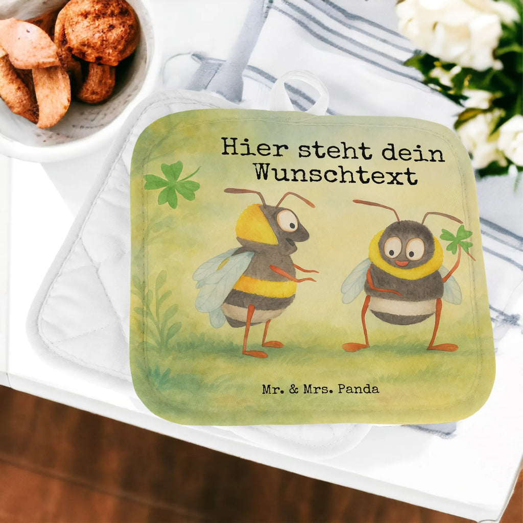 Personalisierte Topflappen Hummeln Kleeblatt Design Namensaufdruck, Personalisierte Topfuntersetzer, Topflappen Set personalisiert, Topflappen personalisiert, Personalisierter Ofenhandschuh, Topflappen mit Namen, Tiermotive, Gute Laune, lustige Sprüche, Tiere, Biene Deko, Biene, glücklich werden, Spruch schön, Hummel, Spruch positiv, glücklich sein, Spruch fröhlich