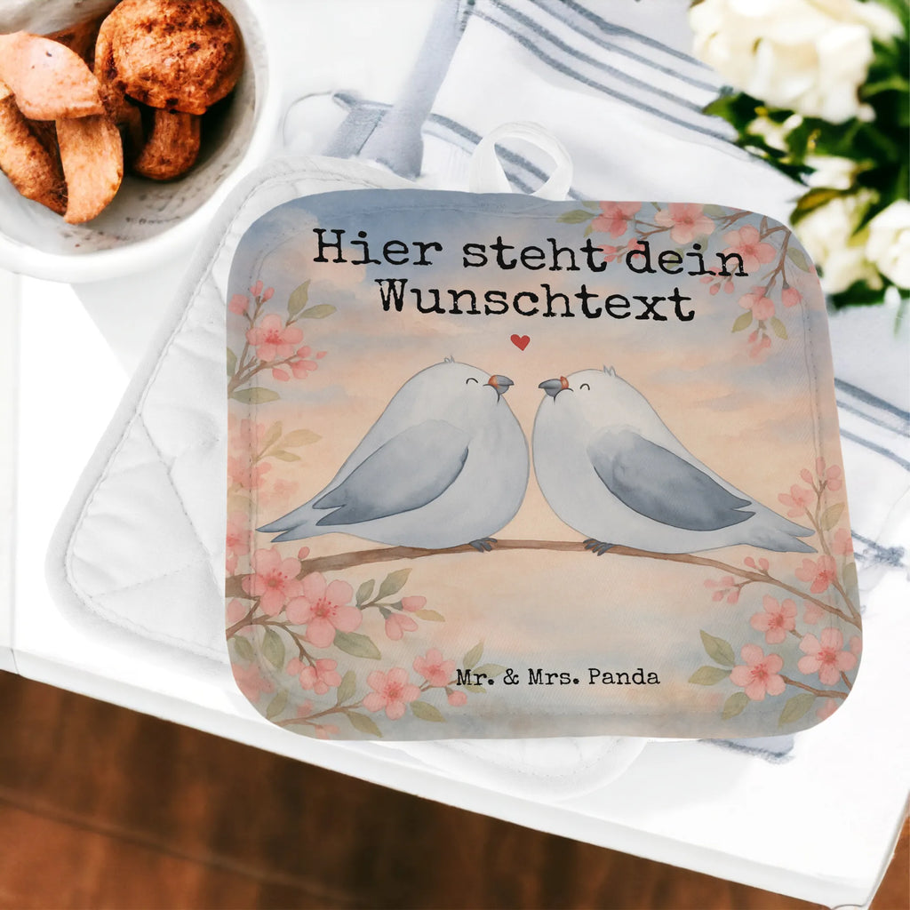 Personalisierte Topflappen Turteltauben Liebe Design Personalisierter Ofenhandschuh, Topflappen personalisiert, Namensaufdruck, Personalisierte Topfuntersetzer, Topflappen mit Namen, Topflappen Set personalisiert, Liebe, Partner, Freund, Freundin, Ehemann, Ehefrau, Heiraten, Verlobung, Heiratsantrag, Liebesgeschenk, Jahrestag, Hocheitstag, Turteltäubchen, Tauben, Verheiratet, Geschenk Freundin, Verlobt, Liebesbeweis, Turteltauben, Geschenk Hochzeit, Hochzeitstag, Verliebt, Geschenk Freund