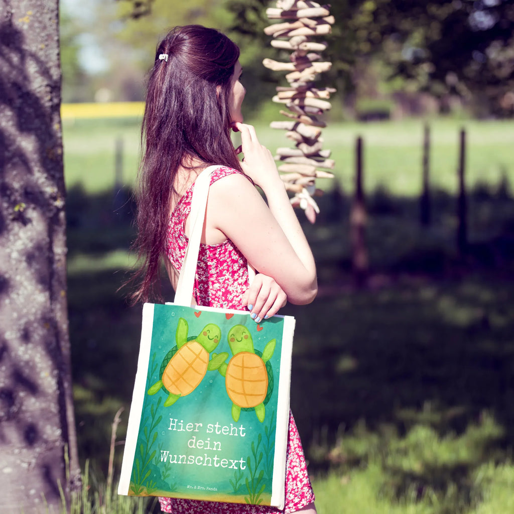 Personalisierte Tragetasche Schildkröten Paar Design Stoffbeutel mit Namen, Personalisierte Jutetasche, Personalisierte Beuteltasche, Tragetasche mit Namen, Personalisierte Tasche, Personalisierter Beutel, Einkaufstasche mit Namen, Personalisierter Jutebeutel, Personalisierte Kindergartentasche, Personalisierte Einkaufstasche, Personalisierter Stoffbeutel, Liebe, Partner, Freund, Freundin, Ehemann, Ehefrau, Heiraten, Verlobung, Heiratsantrag, Liebesgeschenk, Jahrestag, Hocheitstag, Liebesbeweis, Valentinstag, Geschenk für Freundin, Hochzeitstag, Geschenk für Frauen, Geschenk für Partner, für Männer, für Ehemann, Mitbringsel