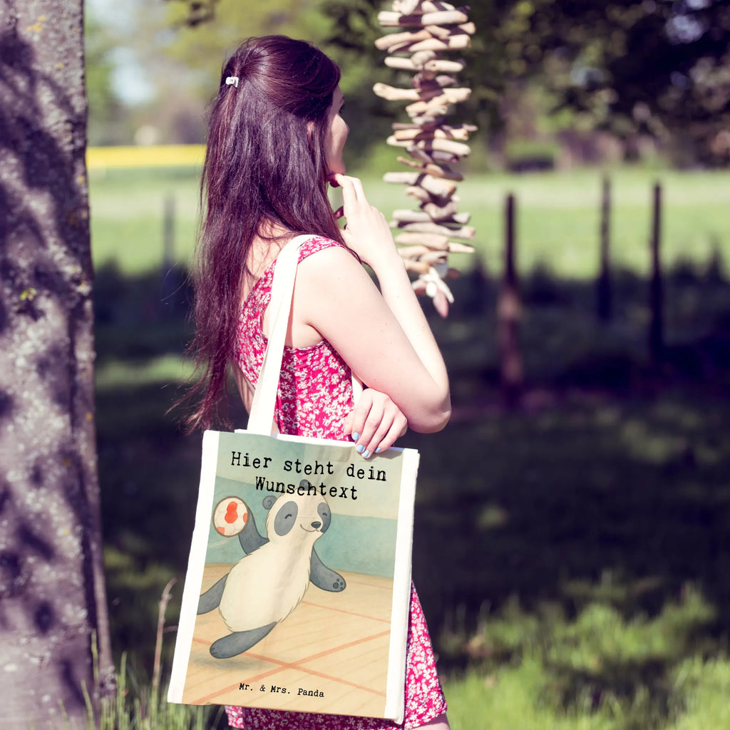 Personalisierte Tragetasche Panda Handball spielen Design Personalisierte Beuteltasche, Personalisierte Tasche, Personalisierte Kindergartentasche, Stoffbeutel mit Namen, Personalisierter Jutebeutel, Einkaufstasche mit Namen, Personalisierte Jutetasche, Personalisierter Beutel, Personalisierte Einkaufstasche, Personalisierter Stoffbeutel, Tragetasche mit Namen, Geschenk, Sport, Sportart, Hobby, Schenken, Danke, Dankeschön, Auszeichnung, Gewinn, Sportler, Handball Verein, Handball spielen, Handball Turnier, Handball Club