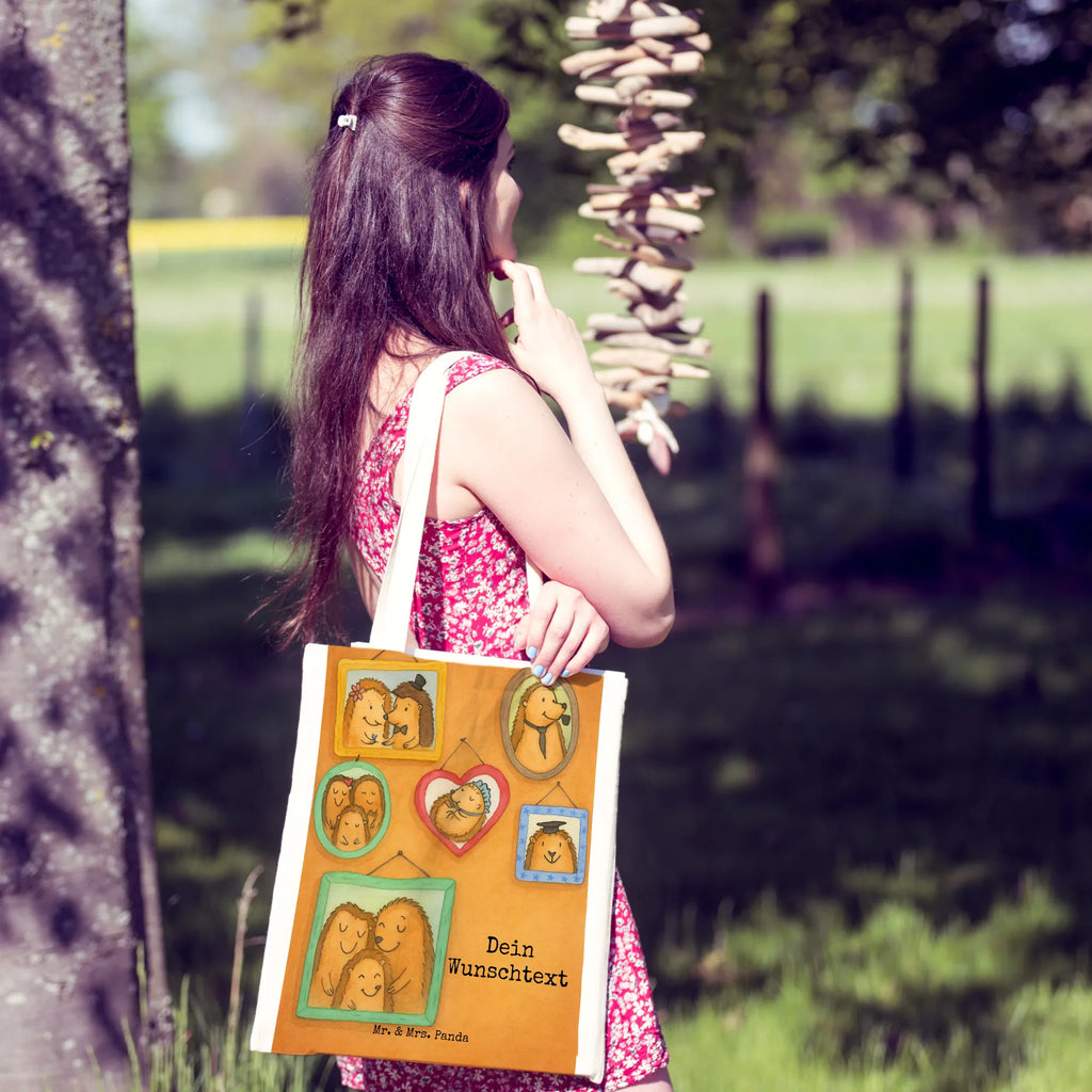 Personalisierte Tragetasche Igel Familie Design Einkaufstasche mit Namen, Stoffbeutel mit Namen, Tragetasche mit Namen, Personalisierte Jutetasche, Personalisierte Kindergartentasche, Personalisierte Beuteltasche, Personalisierter Beutel, Personalisierte Einkaufstasche, Personalisierte Tasche, Personalisierter Jutebeutel, Personalisierter Stoffbeutel, Familie, Vatertag, Muttertag, Bruder, Schwester, Mama, Papa, Oma, Opa, Glück, Zusammenhalt, Igel, Liebe, Bilder