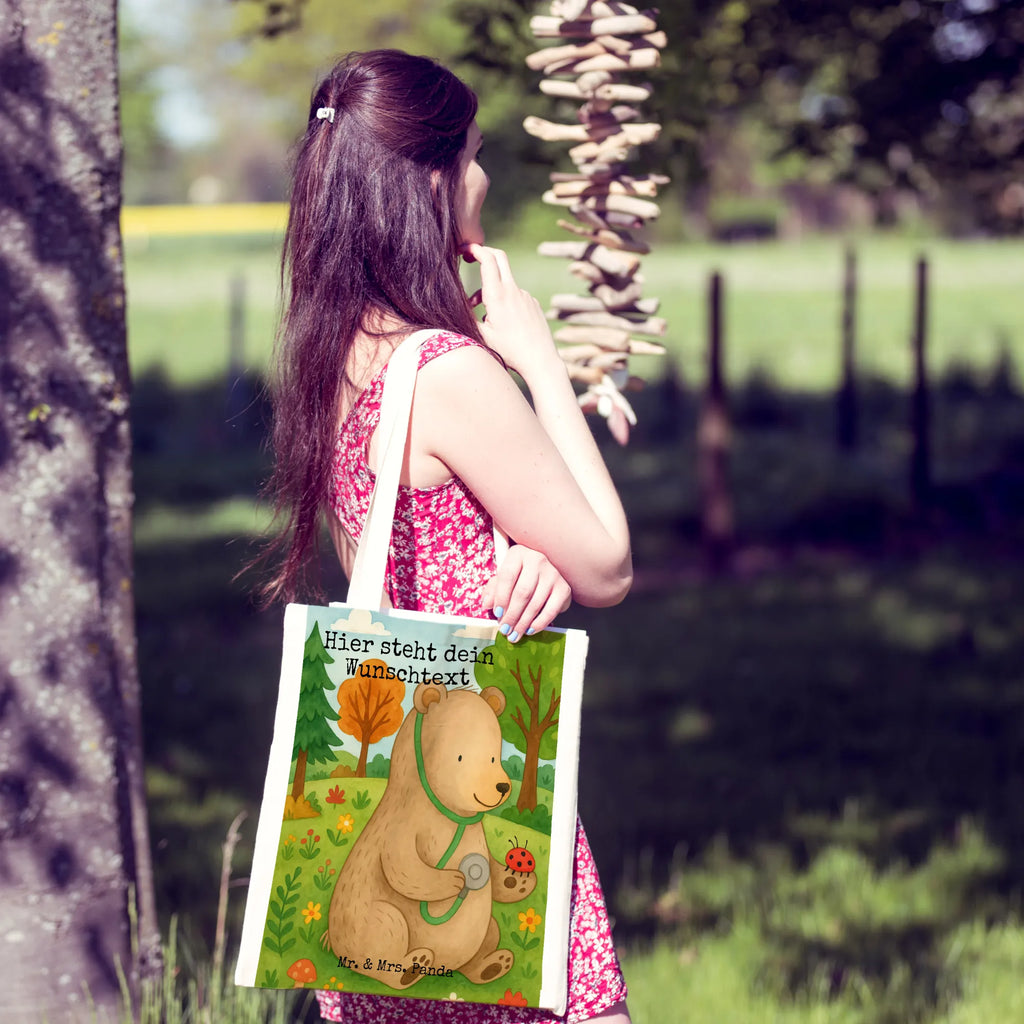 Personalisierte Tragetasche Bär Arzt Design Personalisierte Jutetasche, Personalisierte Tasche, Tragetasche mit Namen, Einkaufstasche mit Namen, Personalisierter Beutel, Personalisierter Jutebeutel, Personalisierter Stoffbeutel, Stoffbeutel mit Namen, Personalisierte Beuteltasche, Personalisierte Einkaufstasche, Personalisierte Kindergartentasche, Bär, Teddy, Teddybär, Professor, Ärztin, Doktorin, Doktor, Arzt, Professorin