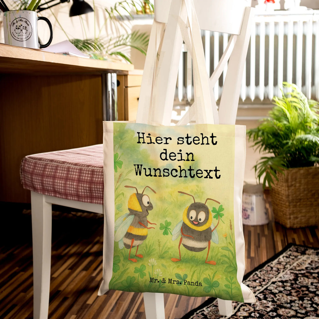 Personalisierte Tragetasche Hummeln Kleeblatt Design Tragetasche mit Namen, Personalisierte Tasche, Personalisierte Jutetasche, Personalisierte Beuteltasche, Personalisierte Kindergartentasche, Personalisierter Stoffbeutel, Stoffbeutel mit Namen, Personalisierter Beutel, Personalisierte Einkaufstasche, Einkaufstasche mit Namen, Personalisierter Jutebeutel, Tiermotive, Gute Laune, lustige Sprüche, Tiere, Biene Deko, glücklich werden, Spruch fröhlich, Hummel, glücklich sein, Biene, Spruch schön, Spruch positiv