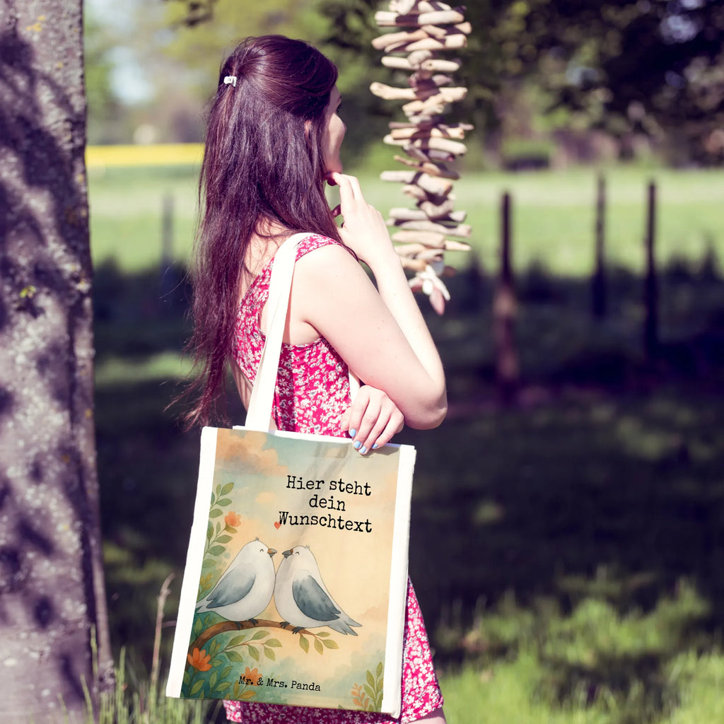 Personalisierte Tragetasche Turteltauben Liebe Design Personalisierte Einkaufstasche, Personalisierte Jutetasche, Personalisierte Kindergartentasche, Personalisierter Stoffbeutel, Personalisierte Tasche, Tragetasche mit Namen, Personalisierter Jutebeutel, Personalisierter Beutel, Personalisierte Beuteltasche, Stoffbeutel mit Namen, Einkaufstasche mit Namen, Liebe, Partner, Freund, Freundin, Ehemann, Ehefrau, Heiraten, Verlobung, Heiratsantrag, Liebesgeschenk, Jahrestag, Hocheitstag, Verliebt, Hochzeitstag, Verlobt, Geschenk Hochzeit, Turteltauben, Geschenk Freund, Verheiratet, Tauben, Turteltäubchen, Liebesbeweis, Geschenk Freundin