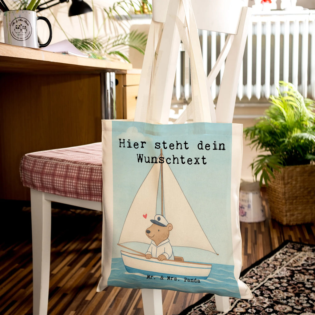 Personalisierte Tragetasche Bär Segeln Design Tragetasche mit Namen, Personalisierter Jutebeutel, Personalisierter Beutel, Einkaufstasche mit Namen, Personalisierte Kindergartentasche, Personalisierter Stoffbeutel, Personalisierte Tasche, Personalisierte Einkaufstasche, Personalisierte Beuteltasche, Stoffbeutel mit Namen, Personalisierte Jutetasche, Geschenk, Sport, Sportart, Hobby, Schenken, Danke, Dankeschön, Auszeichnung, Gewinn, Sportler, Segeltörn, Segelschule, segeln, Segelboot, Yachtclub