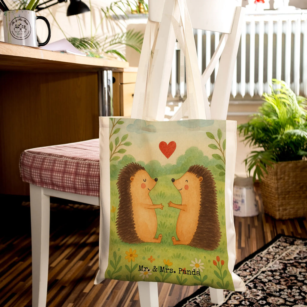 Tote bag Hedgehogs in love Design Stoffbeutel, Jutetasche, Beuteltasche, Schultertasche, Umhängetasche, Tragetasche, Jutebeutel, Einkaufstasche, Beutel, Strandtasche, Stofftasche, Tasche, Einkaufstüte, Shopper, Laptoptasche, Badetasche, Liebe, Partner, Freund, Freundin, Ehemann, Ehefrau, Heiraten, Verlobung, Heiratsantrag, Liebesgeschenk, Jahrestag, Hocheitstag, Hochzeit, Verheiratet, Verlobt, Geschenk, Verliebt, Liebesbeweis, Igel, Hochzeitstag