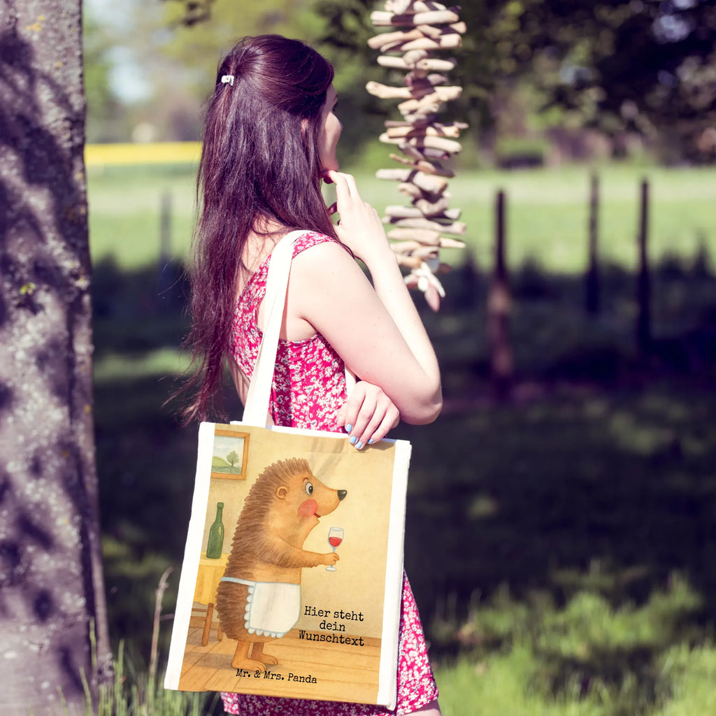 Personalisierte Tragetasche Igel Wein Design Personalisierter Jutebeutel, Personalisierter Beutel, Personalisierte Einkaufstasche, Stoffbeutel mit Namen, Personalisierte Kindergartentasche, Personalisierte Beuteltasche, Personalisierte Tasche, Personalisierte Jutetasche, Tragetasche mit Namen, Einkaufstasche mit Namen, Personalisierter Stoffbeutel, Tiermotive, Gute Laune, lustige Sprüche, Tiere, Igel, Rotwein, Geschenk Weintrinker, Wein Spruch, Wein trinken, Weißwein, Wein Deko, Weinglas, Geschenk Weinliebhaber