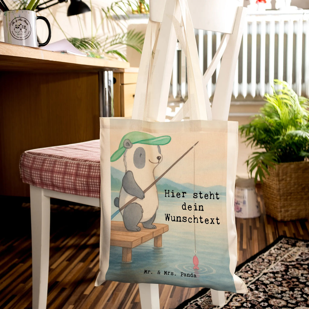 Personalisierte Tragetasche Panda Angeln Design Personalisierter Jutebeutel, Personalisierte Beuteltasche, Personalisierter Stoffbeutel, Tragetasche mit Namen, Personalisierte Tasche, Personalisierte Einkaufstasche, Einkaufstasche mit Namen, Stoffbeutel mit Namen, Personalisierte Jutetasche, Personalisierter Beutel, Personalisierte Kindergartentasche, Geschenk, Sport, Sportart, Hobby, Schenken, Danke, Dankeschön, Auszeichnung, Gewinn, Sportler, Angler, Angelsport, Angelverein, angeln gehen, angeln, Hobbyangler