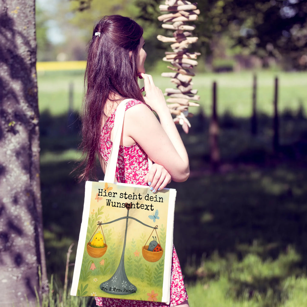Personalisierte Tragetasche Sternzeichen Waage Design Personalisierter Jutebeutel, Stoffbeutel mit Namen, Personalisierte Beuteltasche, Personalisierte Tasche, Tragetasche mit Namen, Einkaufstasche mit Namen, Personalisierter Stoffbeutel, Personalisierte Kindergartentasche, Personalisierte Einkaufstasche, Personalisierte Jutetasche, Personalisierter Beutel, Tierkreiszeichen, Sternzeichen, Horoskop, Astrologie, Aszendent, Geschenk Oktober, Gleichgewicht, Waage, Marienkäfer, Geburtstag Oktober, Geburtstag September, Geschenk September, Biene, Waage Sternzeichen, Hummel, Waage Geschenk