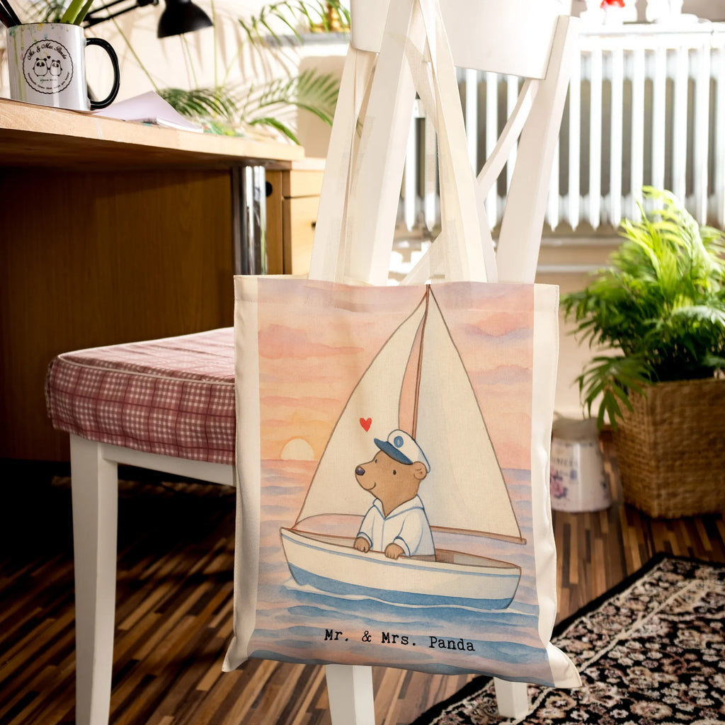 Tragetasche Bär Segeln Design Einkaufstüte, Beuteltasche, Shopper, Strandtasche, Umhängetasche, Schultertasche, Einkaufstasche, Stofftasche, Laptoptasche, Stoffbeutel, Beutel, Jutetasche, Jutebeutel, Tragetasche, Badetasche, Tasche, Geschenk, Sport, Sportart, Hobby, Schenken, Danke, Dankeschön, Auszeichnung, Gewinn, Sportler, Yachtclub, segeln, Segelboot, Segelschule, Segeltörn