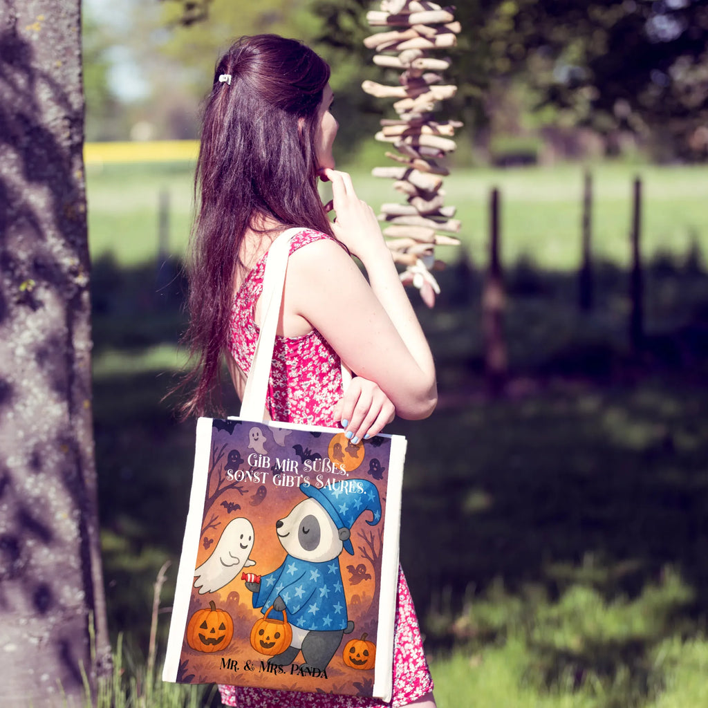 Tragetasche Panda Zauberer Design Tasche, Stoffbeutel, Tragetasche, Stofftasche, Shopper, Beutel, Jutetasche, Schultertasche, Beuteltasche, Strandtasche, Einkaufstasche, Jutebeutel, Laptoptasche, Einkaufstüte, Badetasche, Umhängetasche, Halloween, Deko, Martinssingen, Dekoration, Geschenke, Schenken, Halloween Deko, Gespenst, Trick or Treat, Panda, Zauberer, Süßes sonst gibt's saures