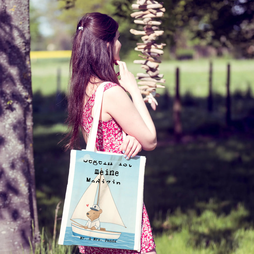 Tragetasche Bär Segeln Design Einkaufstüte, Beuteltasche, Shopper, Strandtasche, Umhängetasche, Schultertasche, Einkaufstasche, Stofftasche, Laptoptasche, Stoffbeutel, Beutel, Jutetasche, Jutebeutel, Tragetasche, Badetasche, Tasche, Geschenk, Sport, Sportart, Hobby, Schenken, Danke, Dankeschön, Auszeichnung, Gewinn, Sportler, Yachtclub, segeln, Segelboot, Segelschule, Segeltörn