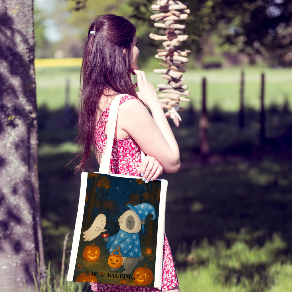 Tragetasche Panda Zauberer Design Tasche, Stoffbeutel, Tragetasche, Stofftasche, Shopper, Beutel, Jutetasche, Schultertasche, Beuteltasche, Strandtasche, Einkaufstasche, Jutebeutel, Laptoptasche, Einkaufstüte, Badetasche, Umhängetasche, Halloween, Deko, Martinssingen, Dekoration, Geschenke, Schenken, Halloween Deko, Gespenst, Trick or Treat, Panda, Zauberer, Süßes sonst gibt's saures